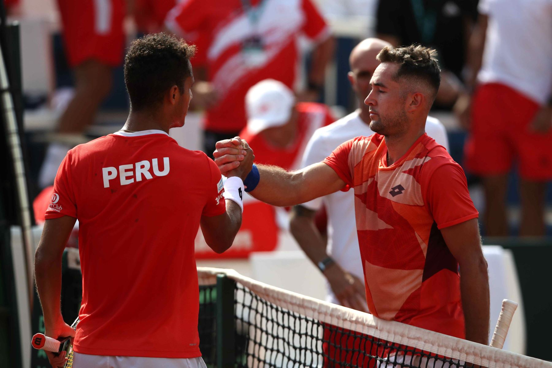 El tenista Juan Pablo Varillas  de Perú saluda a Viktor Durasovic de Noruega, durante un partido de la Copa Davis, en Lima (Perú).
Foto: EFE
