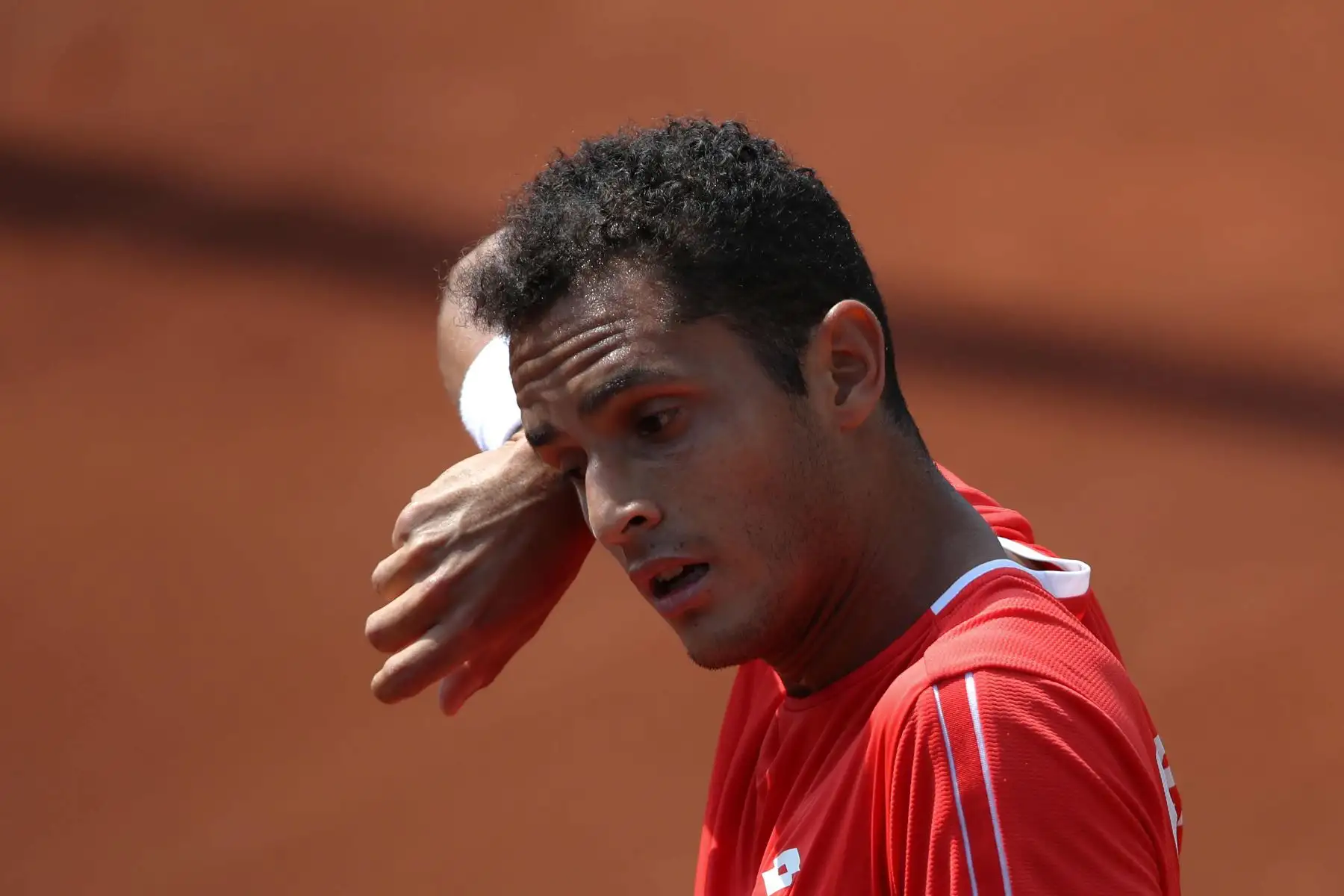 El tenista Juan Pablo Varillas de Perú reacciona durante un partido de singles contra Viktor Durasovic de Noruega, de la Copa Davis, en Lima (Perú)
Foto: EFE