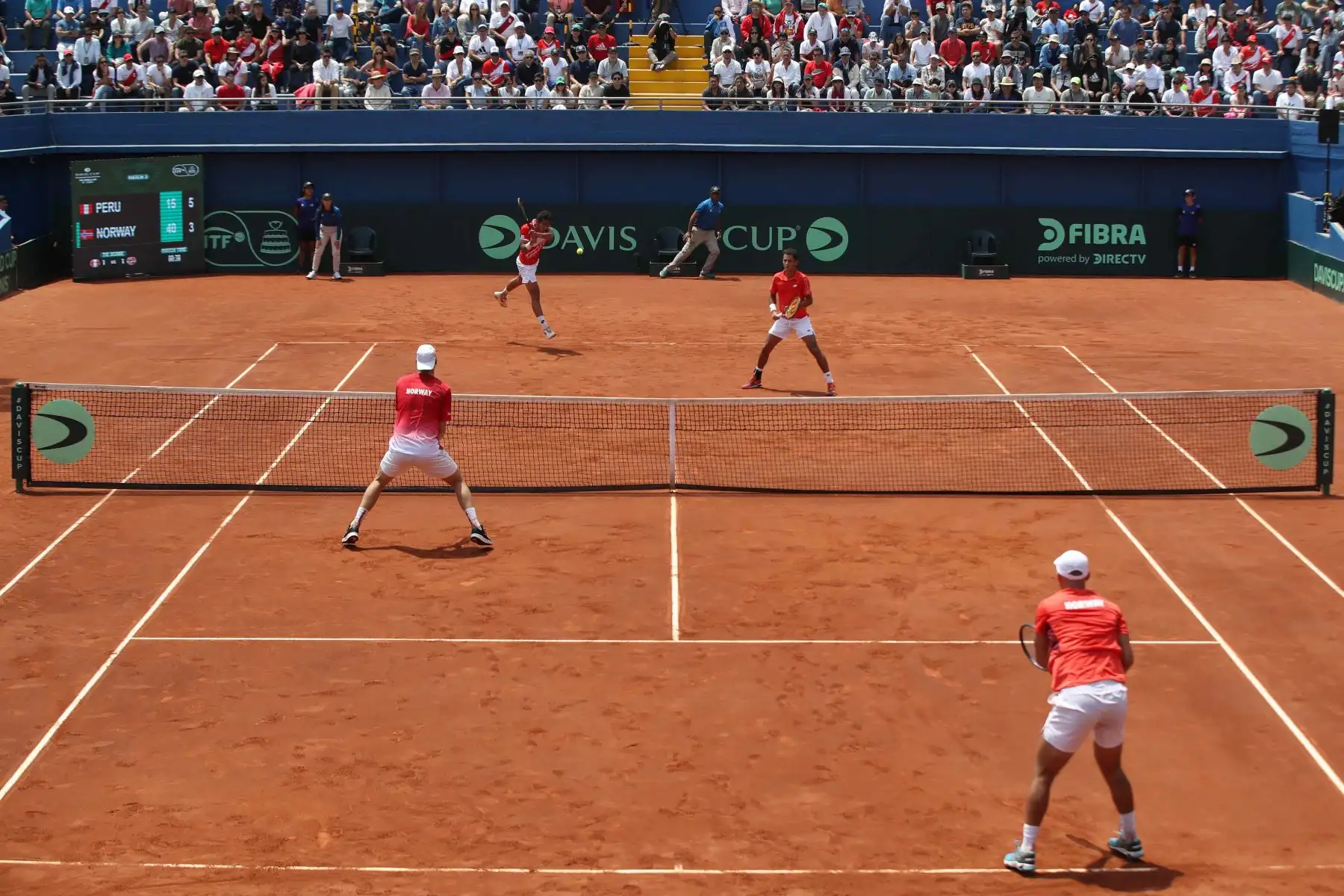 El tenista Arklon Huertas del Pino  y Juan Pablo Varillas de Perú devuelven la pelota a Herman Hoeylaare  y a Viktor Durasovic de Noruega, durante un partido de dobles por la Copa Davis 2023, en Lima (Perú). 
Foto: EFE