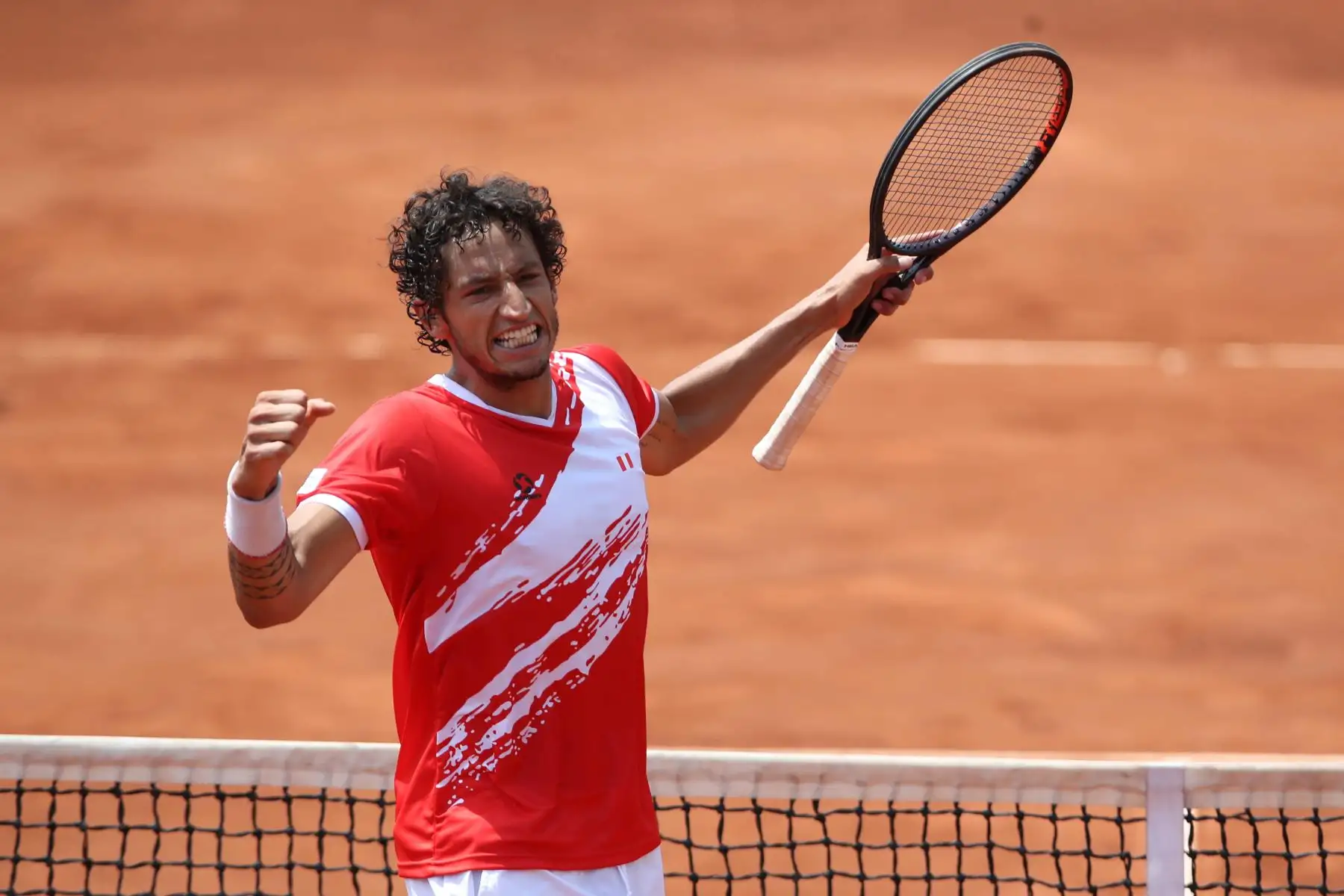 El tenista Arklon Huertas del Pino de Perú celebra luego de vencer a Herman Hoeylaare y Viktor Durasovic de Noruega hoy, durante un partido de dobles por la Copa Davis 2023, en Lima (Perú). 
Foto: EFE