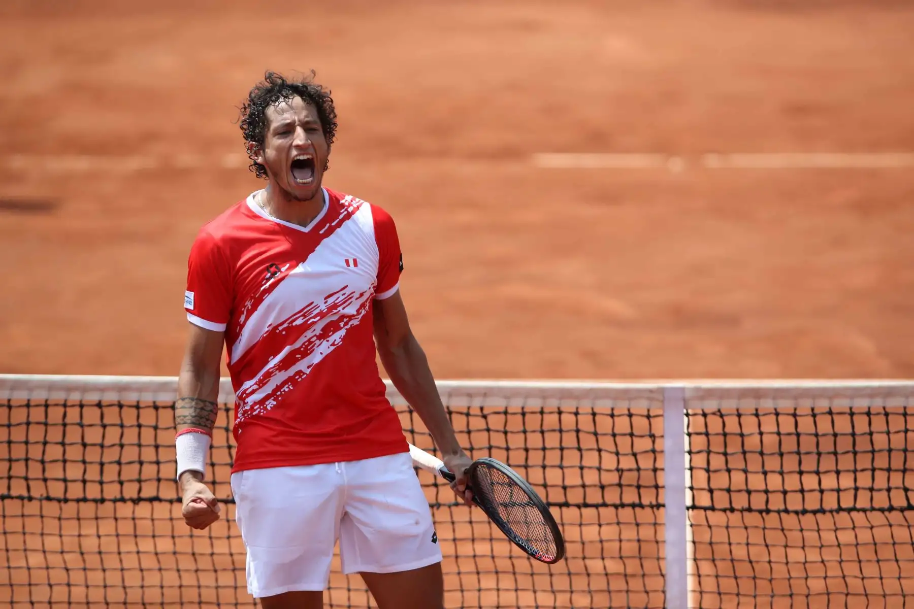 El tenista Arklon Huertas del Pino de Perú celebra luego de vencer a Herman Hoeylaare y Viktor Durasovic de Noruega, durante un partido de dobles por la Copa Davis 2023, en Lima (Perú). 
Foto: EFE