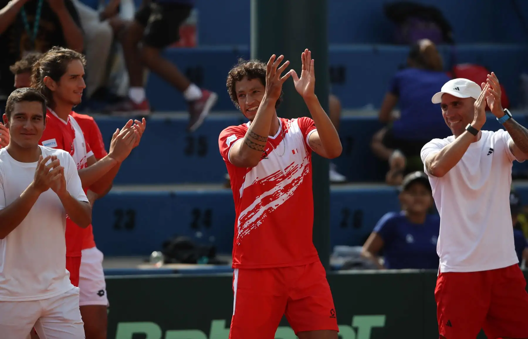 El equipo de tenis de Perú celebra su victoria , durante un partido por la Copa Davis 2023, en Lima (Perú). 
Foto: EFE