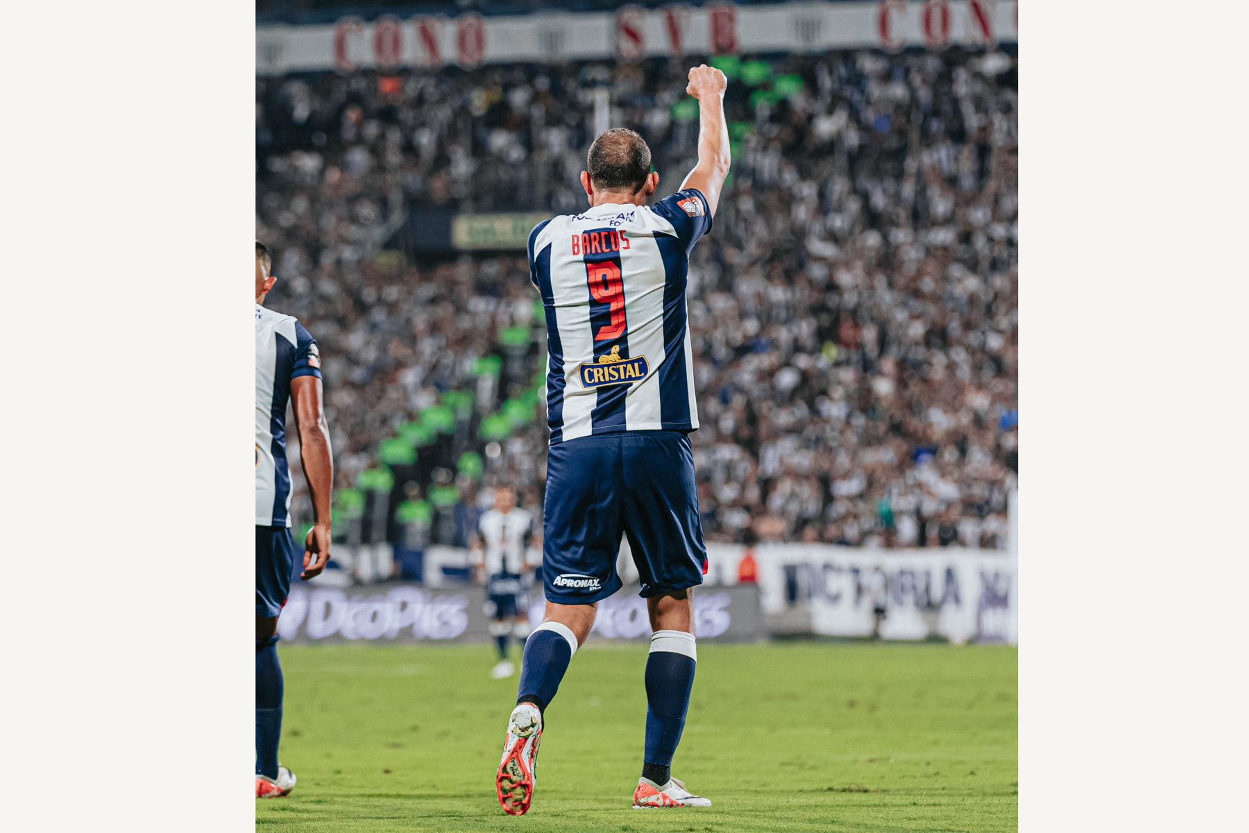 El jugador de Alianza Lima, Hernán Barcos  celebra su gol anotado ante Unión Comercio   por la fecha 13 del Torneo Clausura en el Estadio Alejandro Villanueva de Lima. 
Foto: Alianza Lima