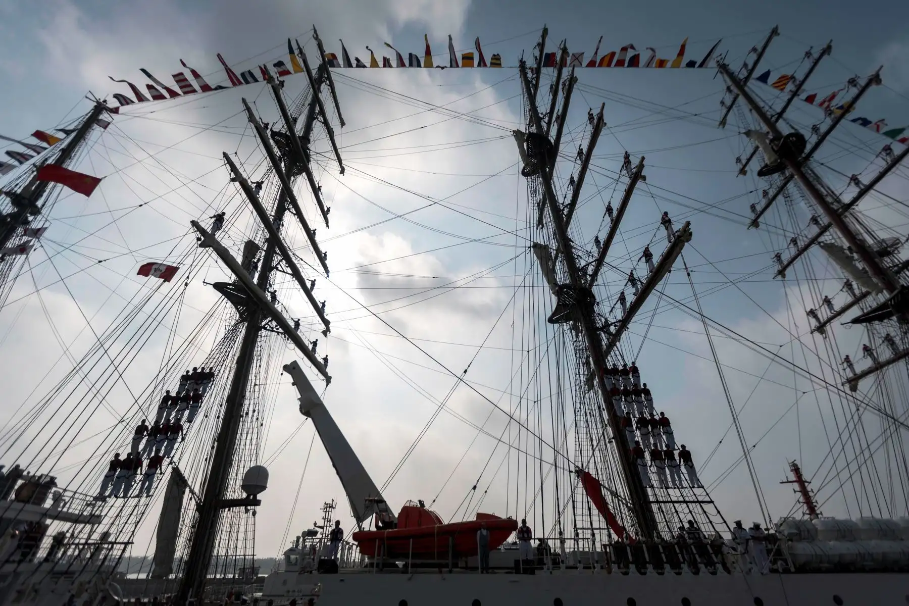 El BAP Unión, buque de entrenamiento de la Armada del Perú tripulado por una tripulación de 255 personas, ha llegado a Shanghai, China, donde Pasa cuatro días. Foto: EFE