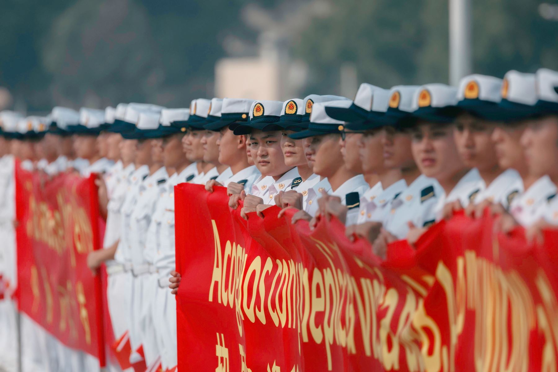 El personal de la Armada China tiene una pancarta de bienvenida durante el atraque del BAP Unión en Shangai. Foto: EFE