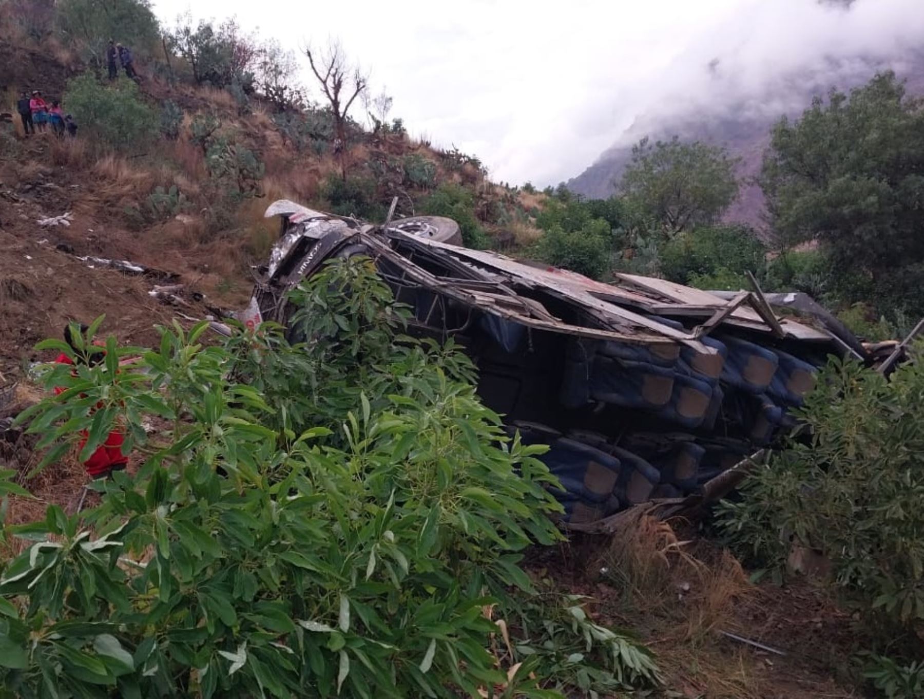 Más de 20 personas murieron esta madrugada luego que un bus interprovincial sufriera un despiste y cayera a un abismo en el distrito de Anco, región Huancavelica. Foto: Municipalidad de Churcampa