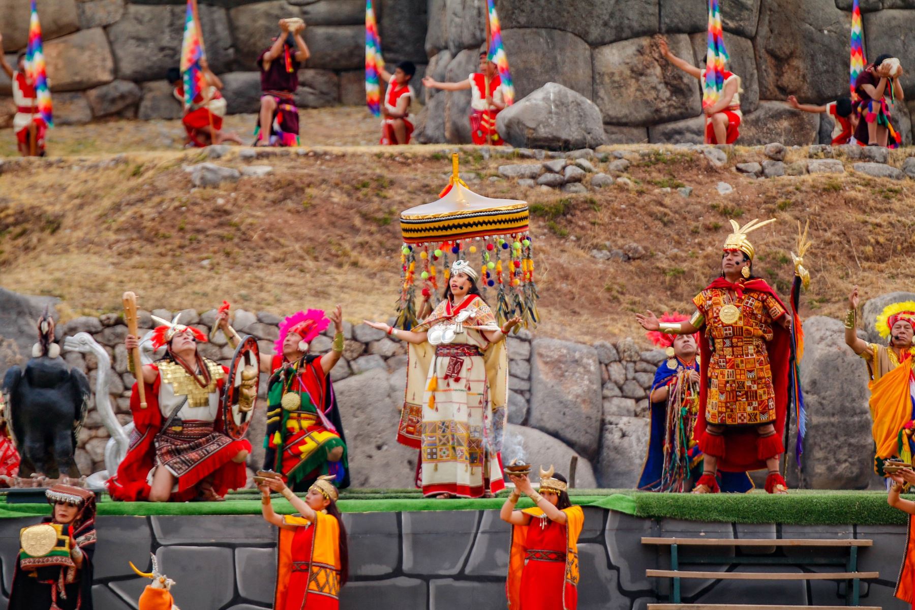 Resulta difícil explicar la majestuosidad que representa el Cusco. Esta región reúne historia ancestral, modernidad y aventura con una mística que envuelve desde la Plaza de Armas cusqueña, pasando por monumentos emblemáticos como Sacsayhuamán y Coricancha, hasta lugares más alejados como Tambomachay.
Foto: Alejandro Delgado T.