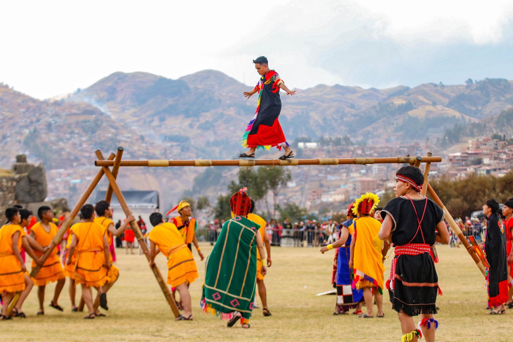 La explanada del parque arqueológico de Sacsayhuaman, ubicada en la parte superior de la ciudad del Cusco, a unos quince minutos en auto, fue espacio ideal para la revaloración del Warachikuy, ritual inca, que espera convertirse en el segundo más importante después del Inti Raymi.
Foto: Alejandro Delgado T.