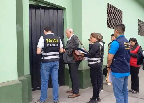 Representantes de la Fiscalía, la Policía Nacional y de la Contraloría ejecutan un operativo de allanamiento en el cuartel del Ejército del Perú en Trujillo. ANDINA/Difusión