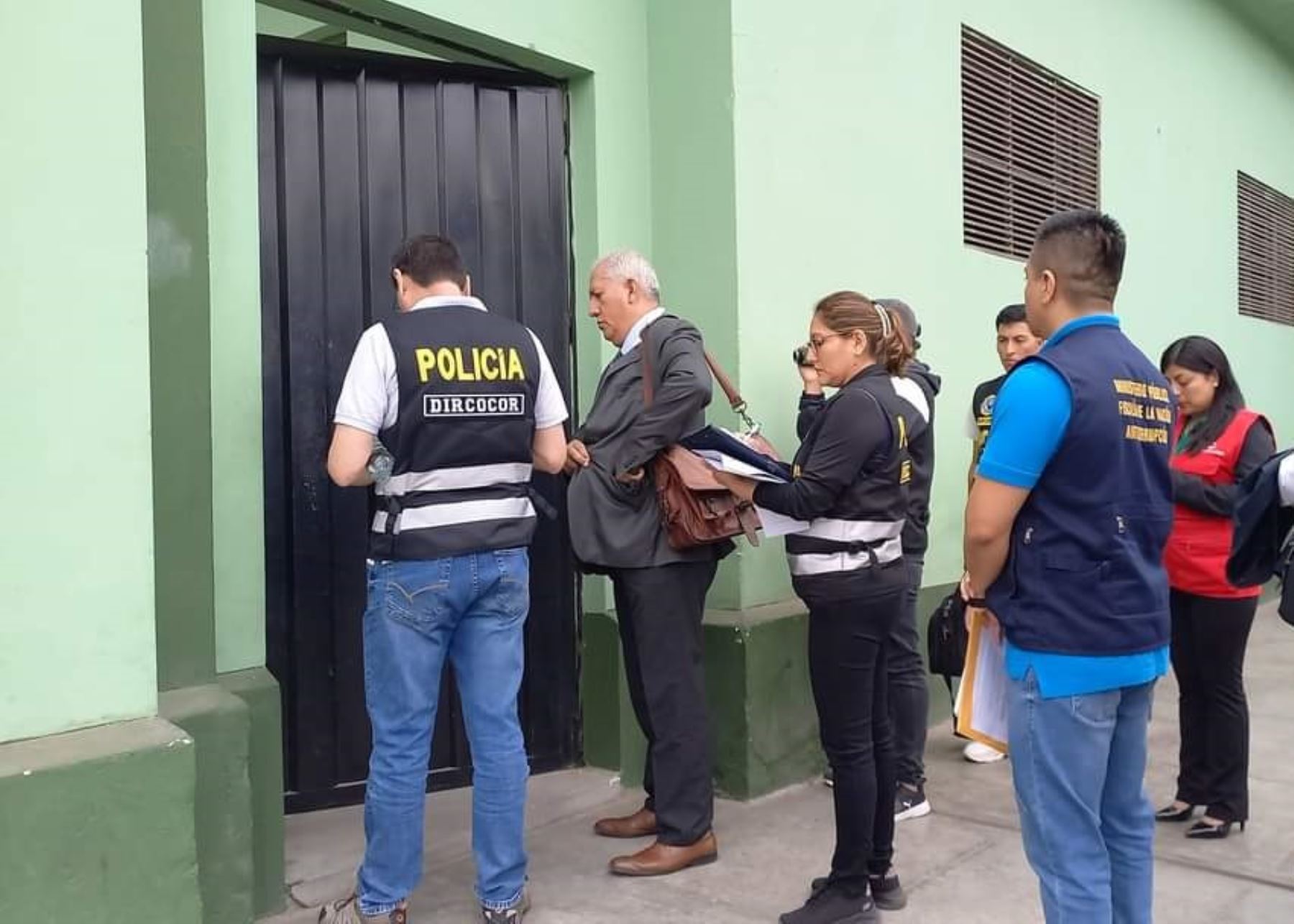 Representantes de la Fiscalía, la Policía Nacional y de la Contraloría ejecutan un operativo de allanamiento en el cuartel del Ejército del Perú en Trujillo. ANDINA/Difusión