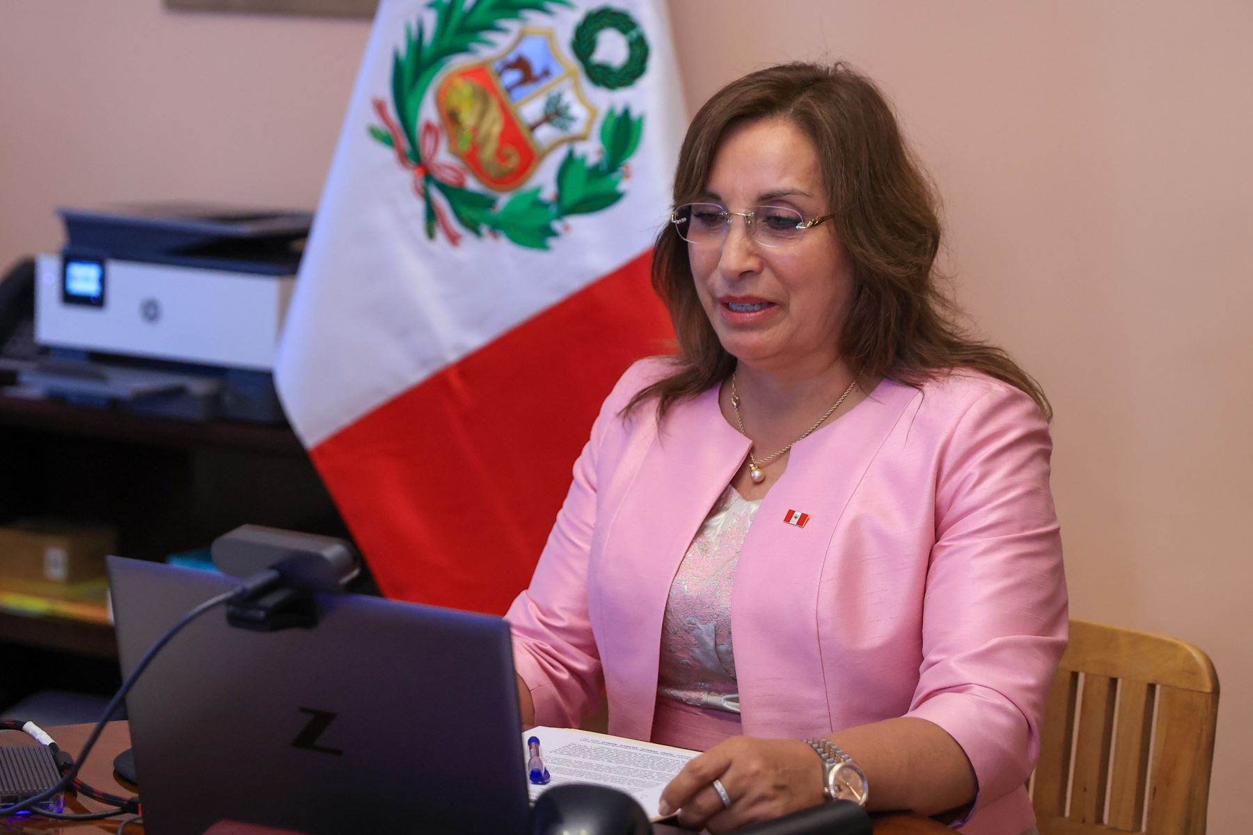 La presidenta Dina Boluarte participa desde Nueva York en el Consejo de Ministros, haciendo uso de la tecnología. En Lima, se encuentran presentes en la reunión los ministros de Estado. Foto: ANDINA/Prensa Presidencia
