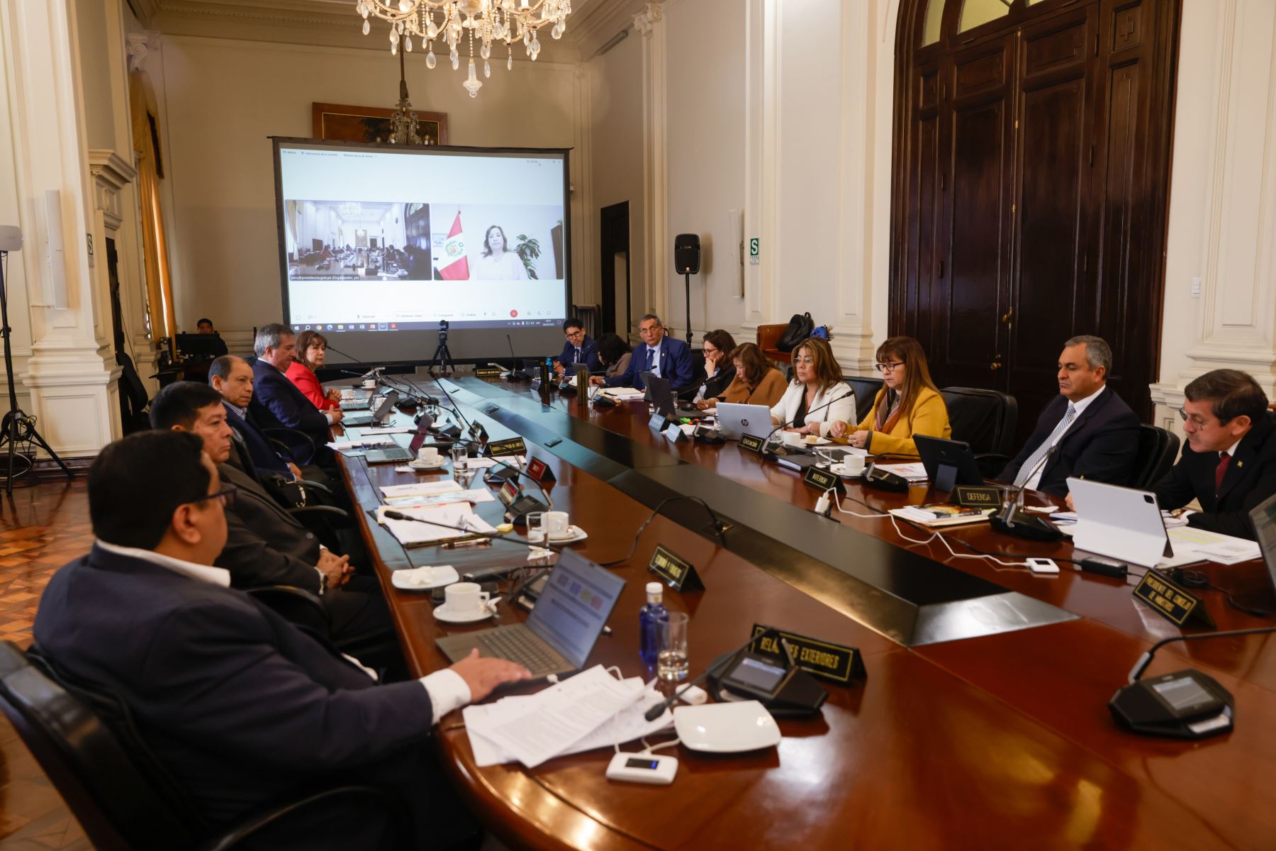La presidenta Dina Boluarte participa desde Nueva York en el Consejo de Ministros, haciendo uso de la tecnología. En Lima, se encuentran presentes en la reunión los ministros de Estado. Foto: ANDINA/Prensa Presidencia