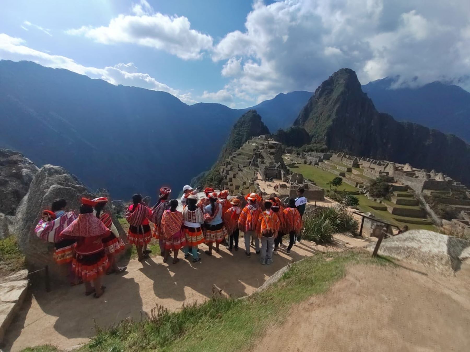 Escolares de la comunidad campesinas de Huilloc disfrutaron de su visita a Machu Picchu, el ícono turístico de Perú.