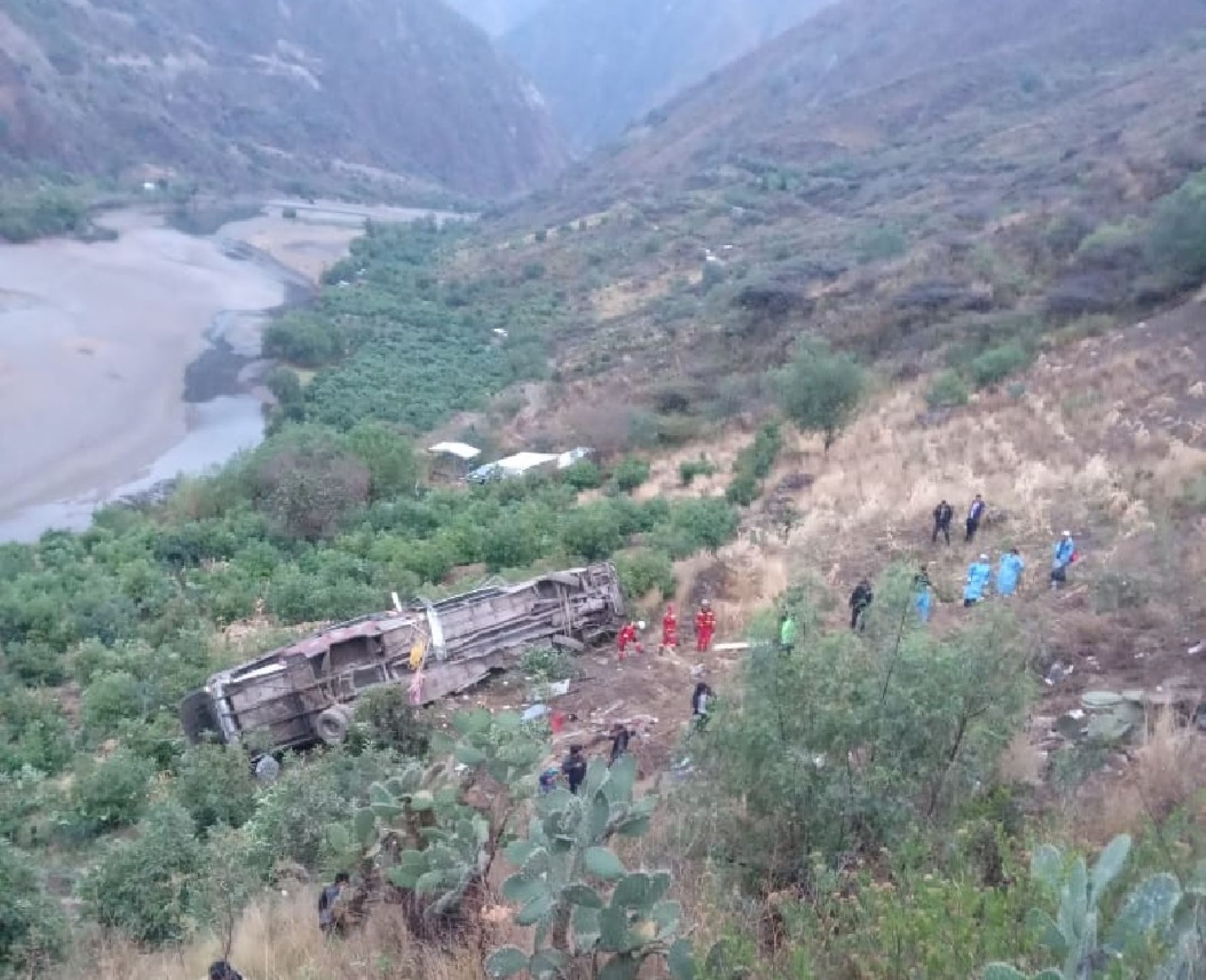 Sutran investiga trágico accidente en la vía Ayacucho-Huancavelica que deja 25 fallecidos.