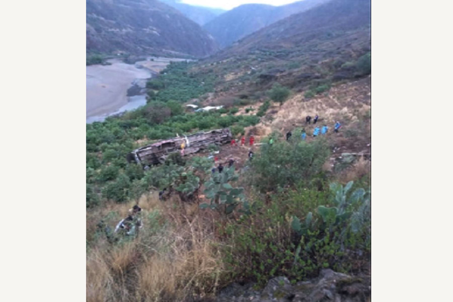 El bus, que partió la noche del domingo desde Ayacucho con dirección a la ciudad de Huancayo (Junín), llevaba a bordo a 44 pasajeros