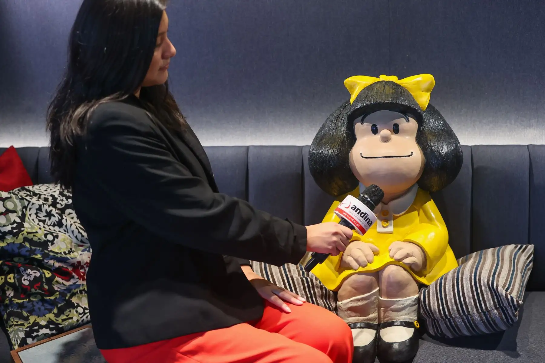 En las cómodas instalaciones del hotel Alof, la Agencia Andina encontró a Mafalda, esa pequeña creativa, perspicaz, contestataria, preocupada por las causas justas y embajadora cultural de la Argentina, que se instalará el próximo jueves 21 de setiembre en el Boulevard Sáenz Peña, de Barranco. Gracias a la iniciativa conjunta de la Embajada de la República Argentina en el Perú, la Municipalidad de Barranco y el apoyo de las empresas Argentinas Pluspetrol y Perú HAUG S.A. la pequeña escultura de Mafalda llegó al Perú para quedarse. 
Foto: ANDINA/Andrés Valle