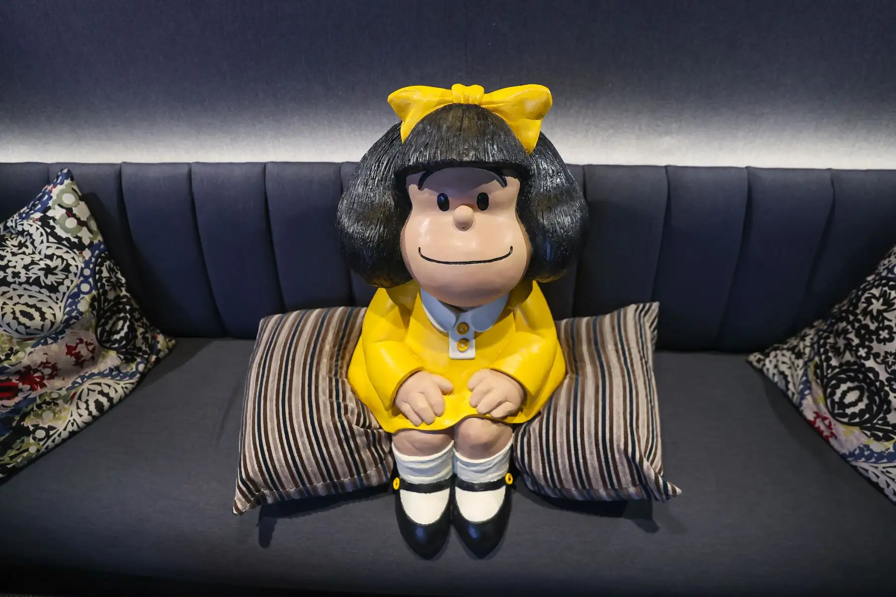 En las cómodas instalaciones del hotel Alof, la Agencia Andina encontró a Mafalda, esa pequeña creativa, perspicaz, contestataria, preocupada por las causas justas y embajadora cultural de la Argentina, que se instalará el próximo jueves 21 de setiembre en el Boulevard Sáenz Peña, de Barranco. Gracias a la iniciativa conjunta de la Embajada de la República Argentina en el Perú, la Municipalidad de Barranco y el apoyo de las empresas Argentinas Pluspetrol y Perú HAUG S.A. la pequeña escultura de Mafalda llegó al Perú para quedarse. 
Foto: ANDINA/Andrés Valle