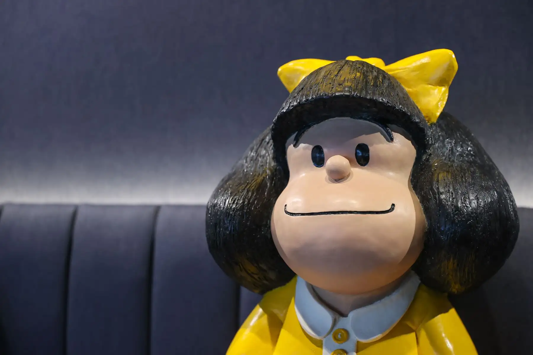Creada por el célebre humorista gráfico "Quino" (Joaquín Lavado) y publicada por primera vez el 29 de septiembre de 1964 en la revista argentina "Primera Plana", Mafalda – esa pequeña creativa, perspicaz, contestataria y preocupada por las causas justas- se transformó desde entonces en una embajadora cultural de la Argentina, a punto tal que sus tiras siguen siendo publicadas hoy en los principales medios del Perú y del mundo. 
Foto: ANDINA/Andrés Valle