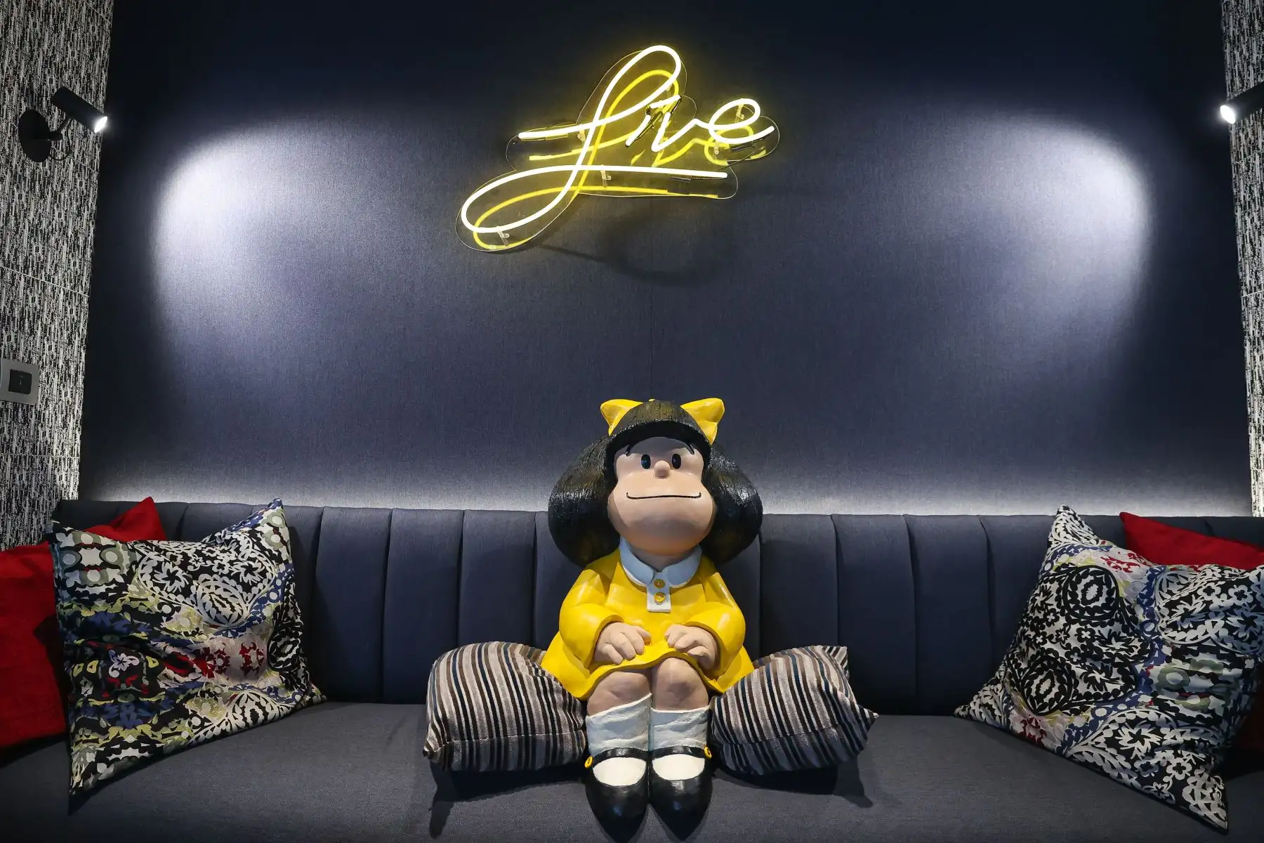 En las cómodas instalaciones del hotel Alof, la Agencia Andina encontró a Mafalda, esa pequeña creativa, perspicaz, contestataria, preocupada por las causas justas y embajadora cultural de la Argentina, que se instalará el próximo jueves 21 de setiembre en el Boulevard Sáenz Peña, de Barranco. Gracias a la iniciativa conjunta de la Embajada de la República Argentina en el Perú, la Municipalidad de Barranco y el apoyo de las empresas Argentinas Pluspetrol y Perú HAUG S.A. la pequeña escultura de Mafalda llegó al Perú para quedarse. 
Foto: ANDINA/Andrés Valle