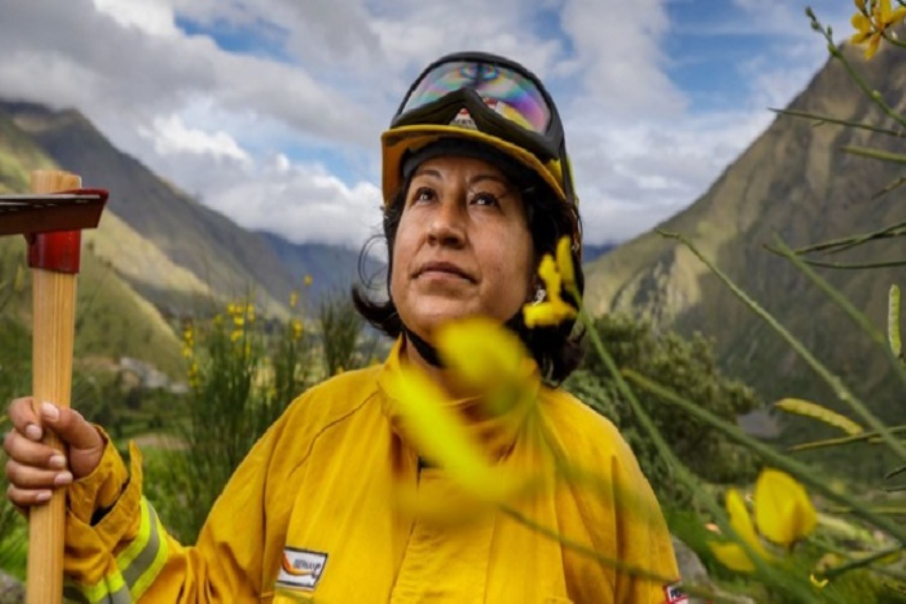 Aguerrida cusqueña Jessica Morón lidera las acciones de control y liquidación del incendio forestal en las alturas de la región Cusco.