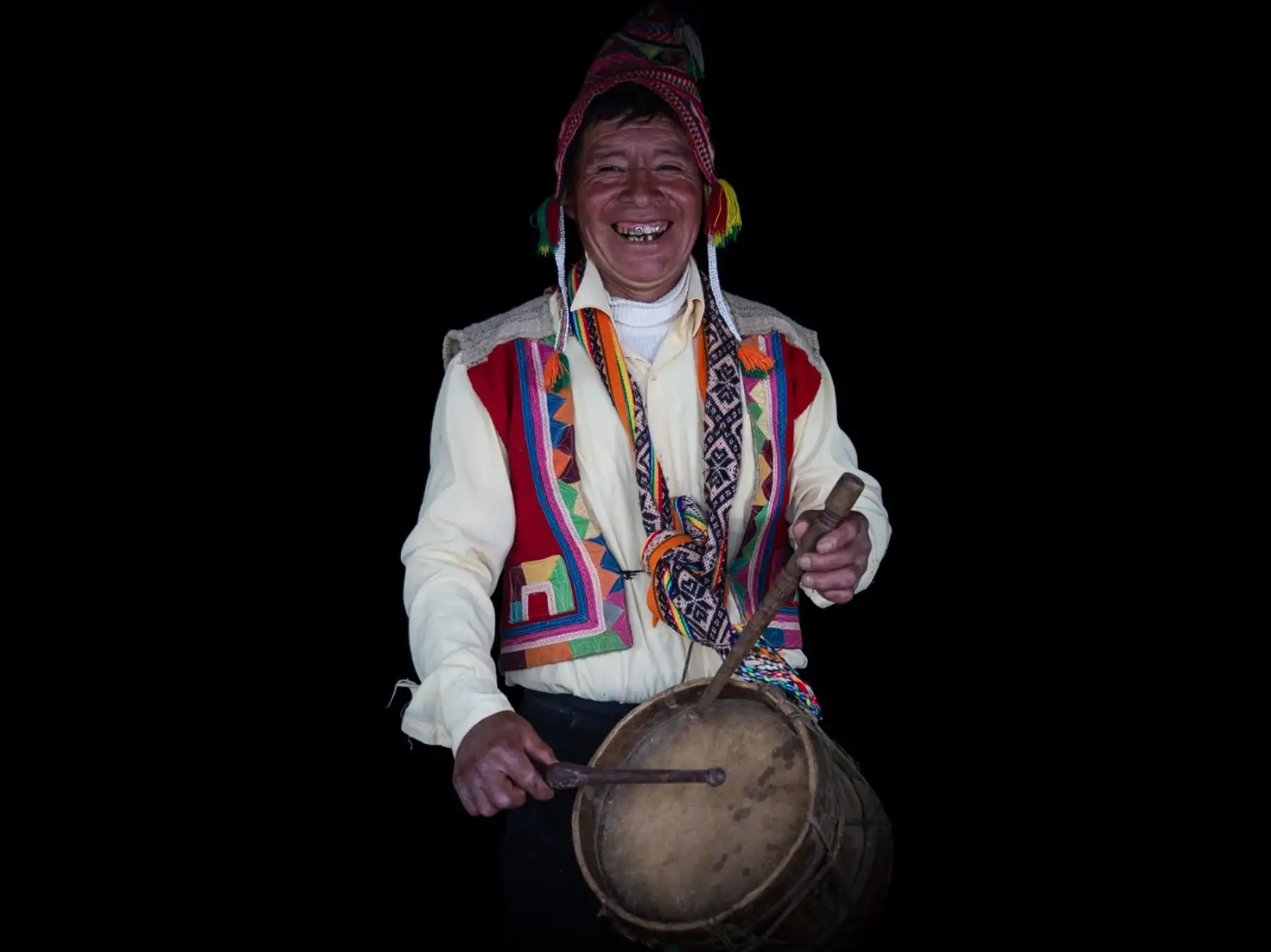 Aurelio Yabar Qquenaya, con chullo y chaleco, toca la tinya, un instrumento musical hecho de cueros crudos. Foto: ANDINA/Carlos Lezama Villantoy