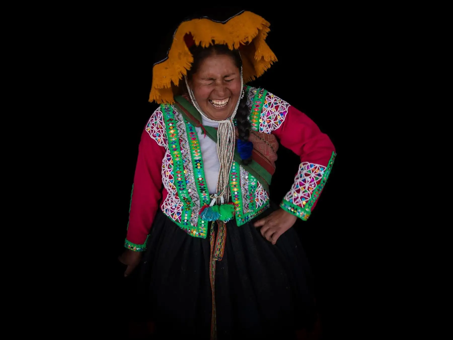 Benigna Chillihuani Villagra, sonríe mientras luce su montera y el tradicional traje de colores llamado Almilla. Foto: ANDINA/Carlos Lezama Villantoy