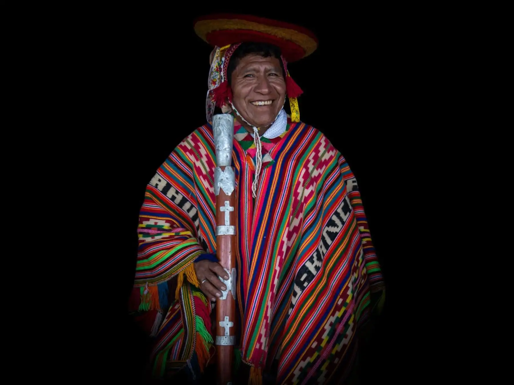 El Alcalde Mario Cjanahuyre Tacuri, lleva un poncho Huatay y  el Varayoc, que simboliza su autoridad y mando. Foto: ANDINA/Carlos Lezama Villantoy