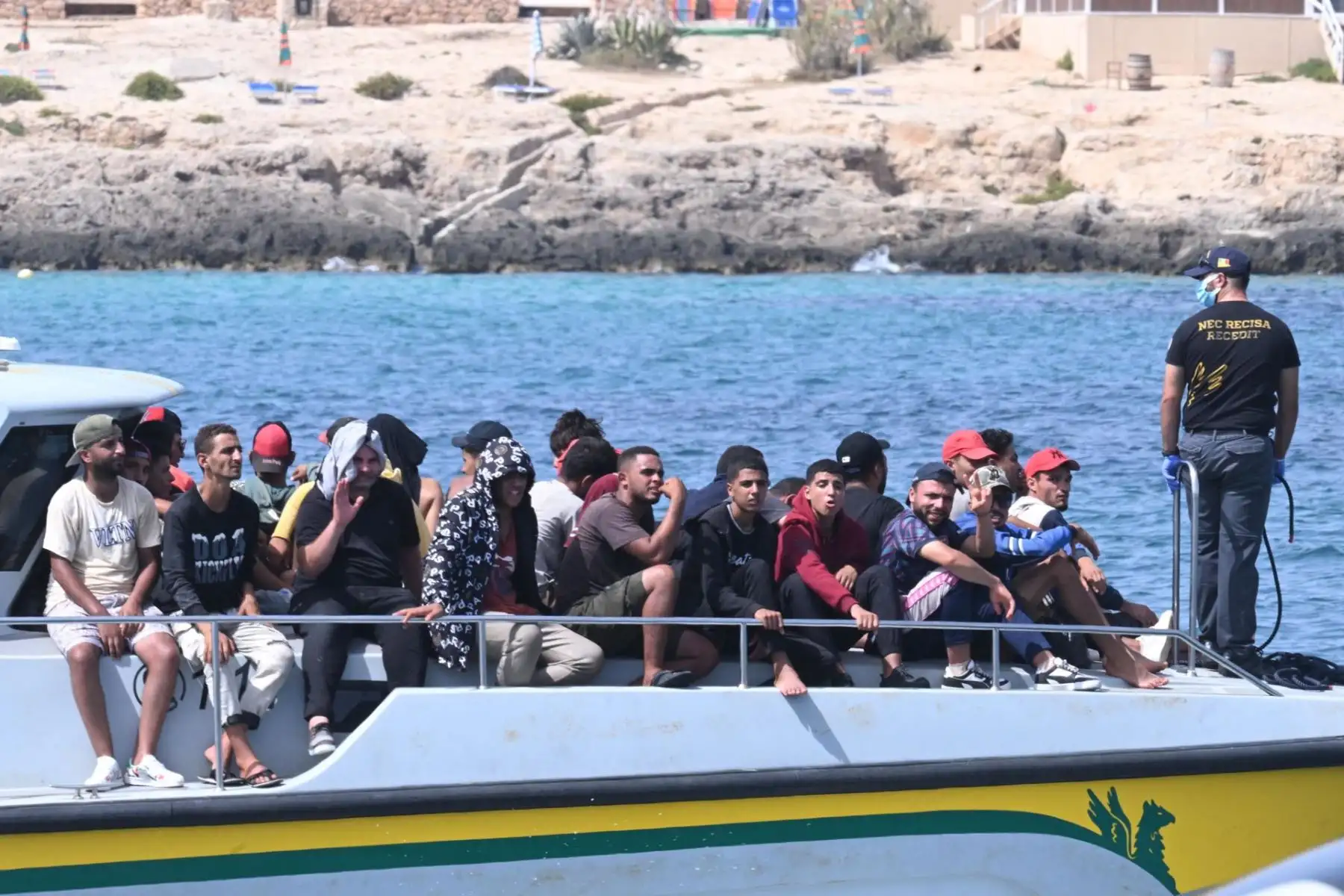 77 inmigrantes de Egipto, Bengala, Siria, Etiopía y Sudán llegan desde Túnez a Lampedusa después de que sus dos barcos fueran rescatados por una patrullera en la costa de Italia. Foto: EFE