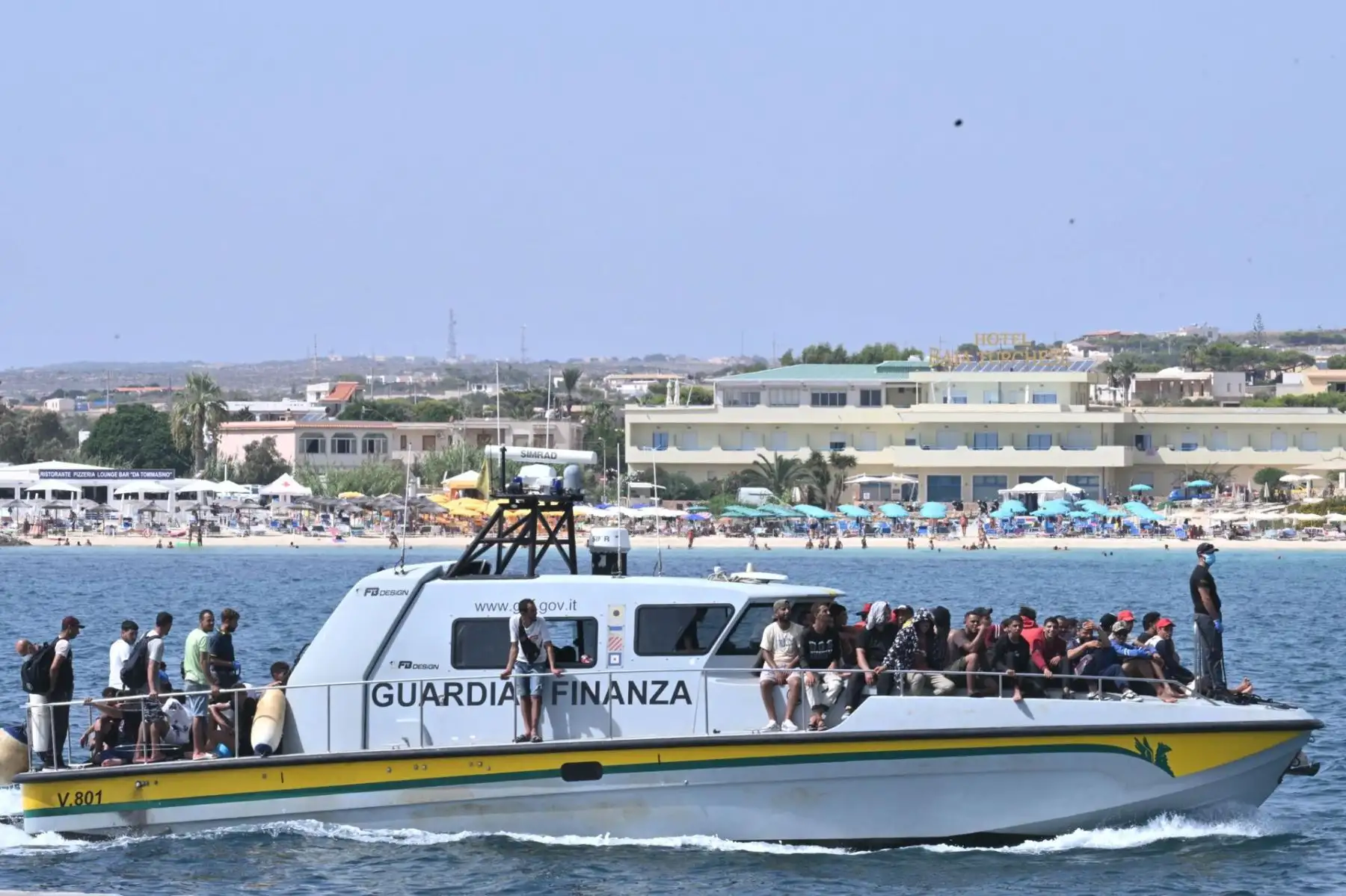 77 inmigrantes de Egipto, Bengala, Siria, Etiopía y Sudán llegan desde Túnez a Lampedusa después de que sus dos barcos fueran rescatados por una patrullera en la costa de Italia. Foto: EFE