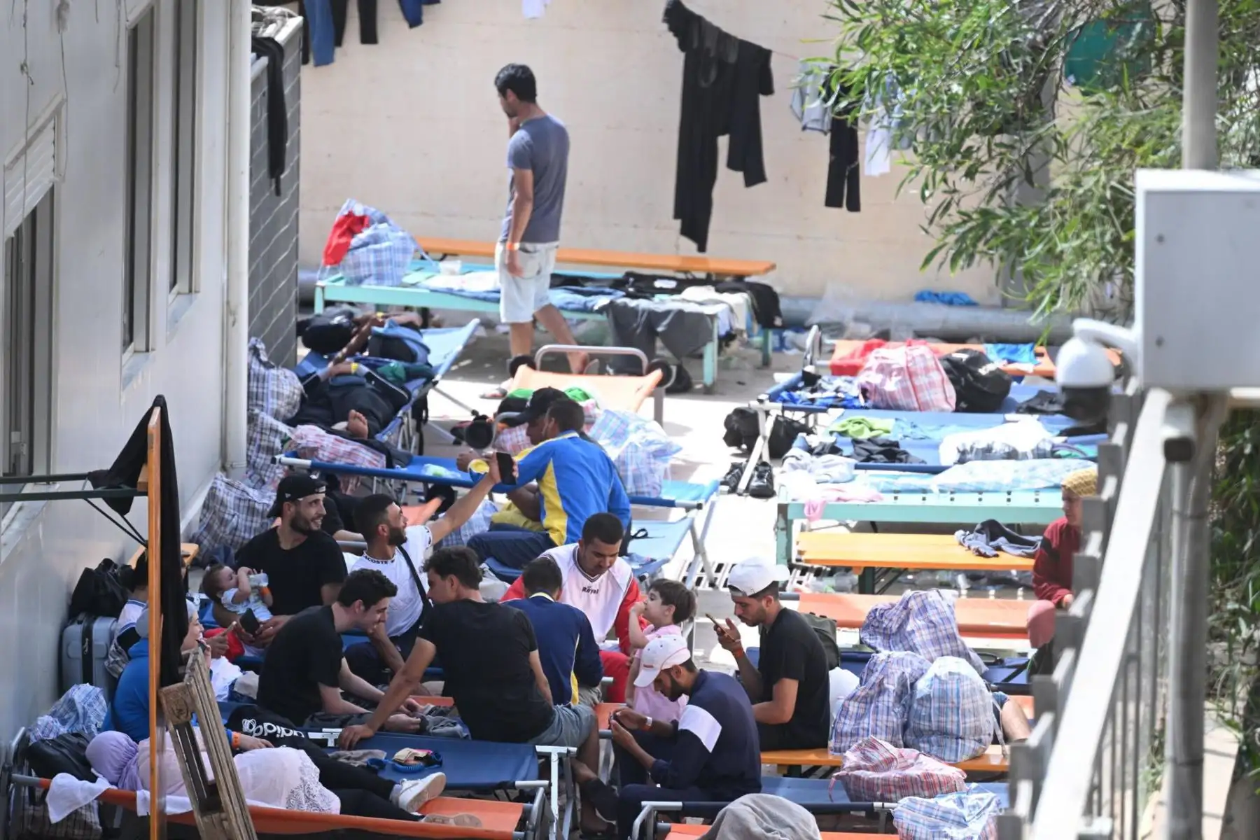 Un grupo de 1544 migrantes espera ser reubicado en Lampedusa, Italia. Foto: EFE