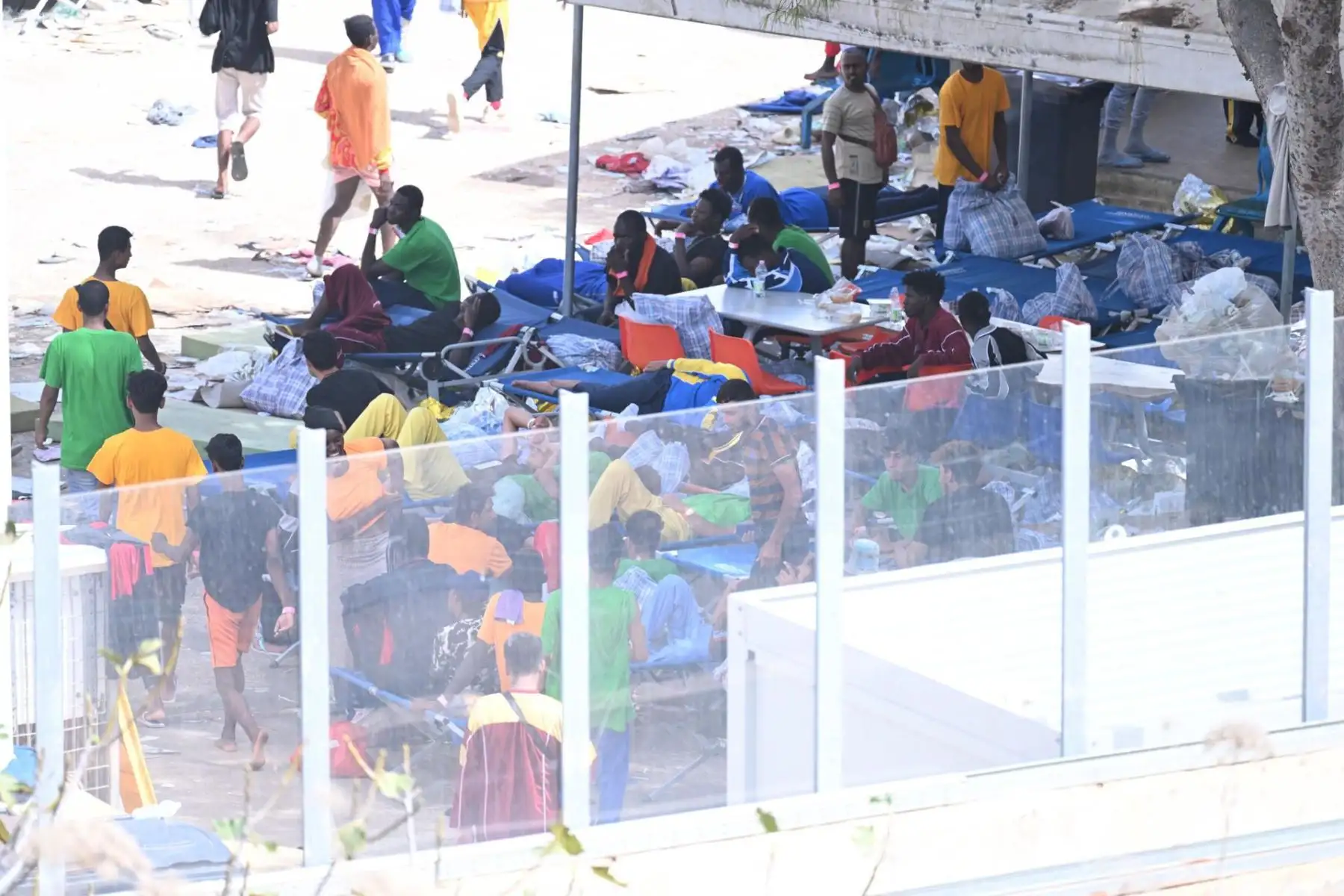 Un grupo de 1544 migrantes espera ser reubicado en Lampedusa, Italia. Foto: EFE
