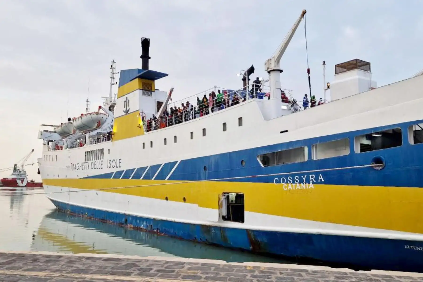 Migrantes que llegaron a Lampedusa, en Italia, serán escoltados al puerto comercial de la isla, donde abordarán un ferry a Porto Empedocle. Foto: EFE