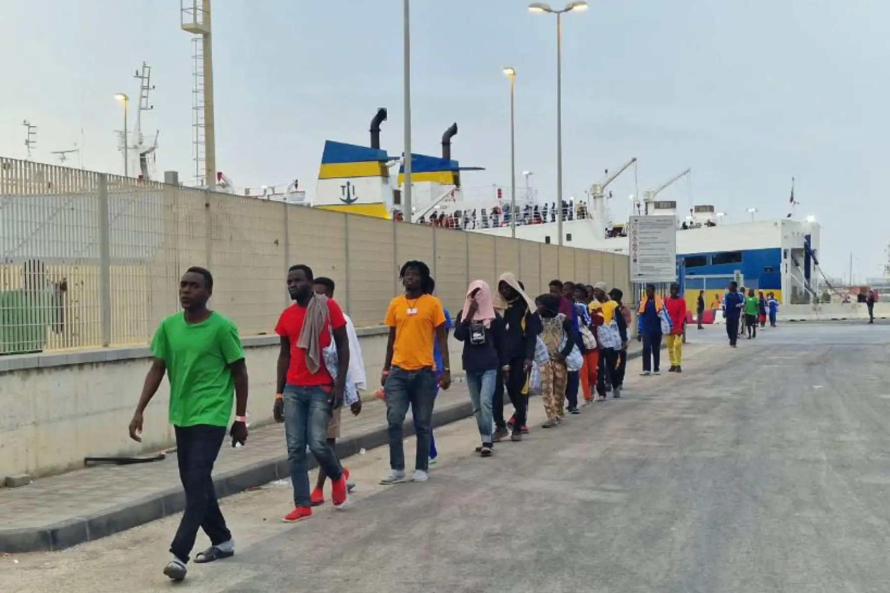 Migrantes que llegaron a Lampedusa, en Italia, serán escoltados al puerto comercial de la isla, donde abordarán un ferry a Porto Empedocle. Foto: EFE