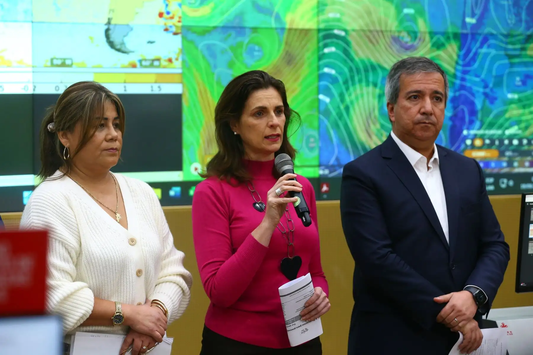 La ministra de Vivienda, Construcción y Saneamiento, Hania Pérez de Cuellar, brinda información sobre las acciones que tomará el Gobierno en torno a los efectos del Fenómeno El Niño en el Perú, desde el Centro de Operaciones de Emergencia Nacional (COEN), en Chorrillos. Foto: ANDINA/Eddy Ramos