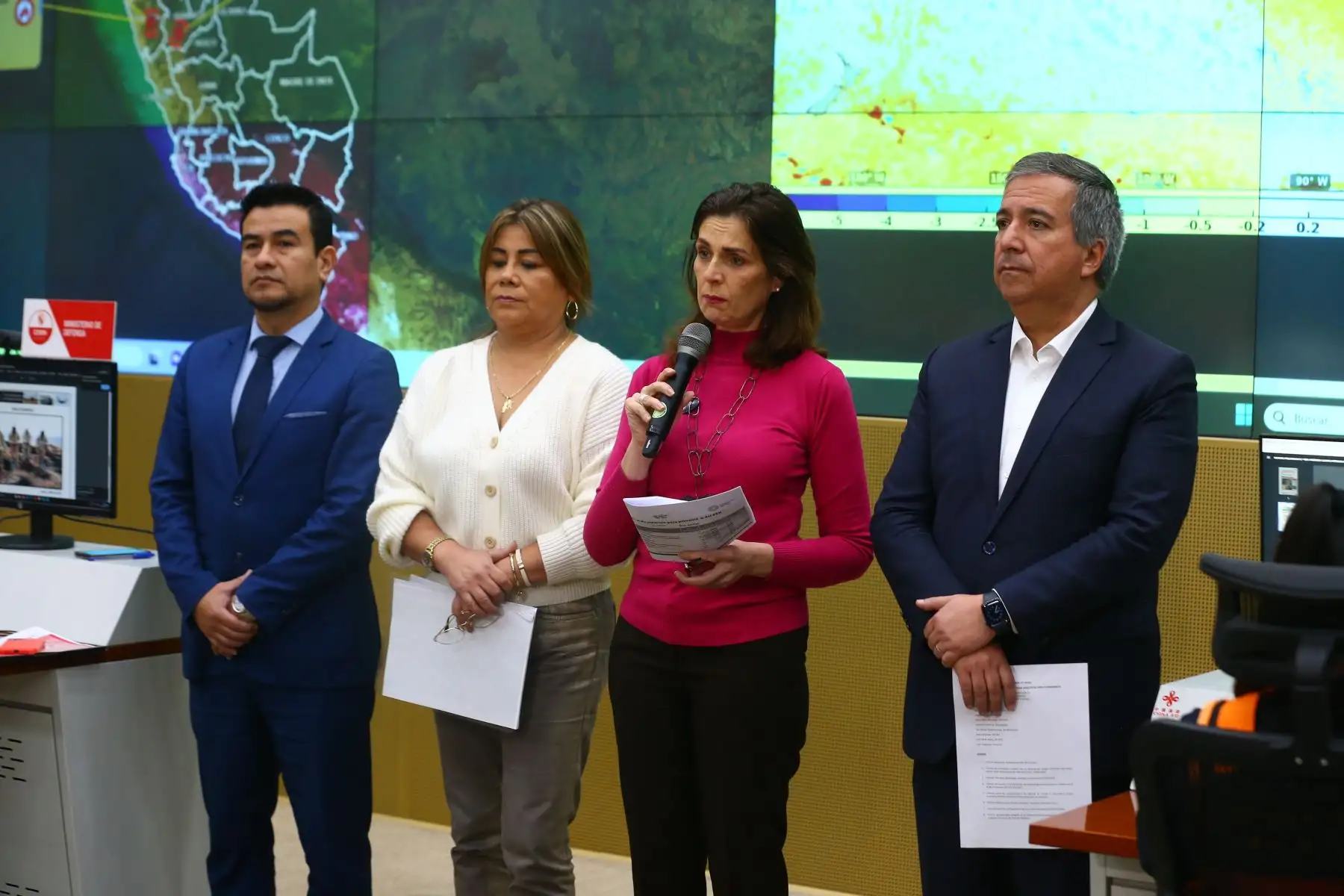 La ministra de Vivienda, Construcción y Saneamiento, Hania Pérez de Cuellar, brinda información sobre las acciones que tomará el Gobierno en torno a los efectos del Fenómeno El Niño en el Perú, desde el Centro de Operaciones de Emergencia Nacional (COEN), en Chorrillos. Foto: ANDINA/Eddy Ramos