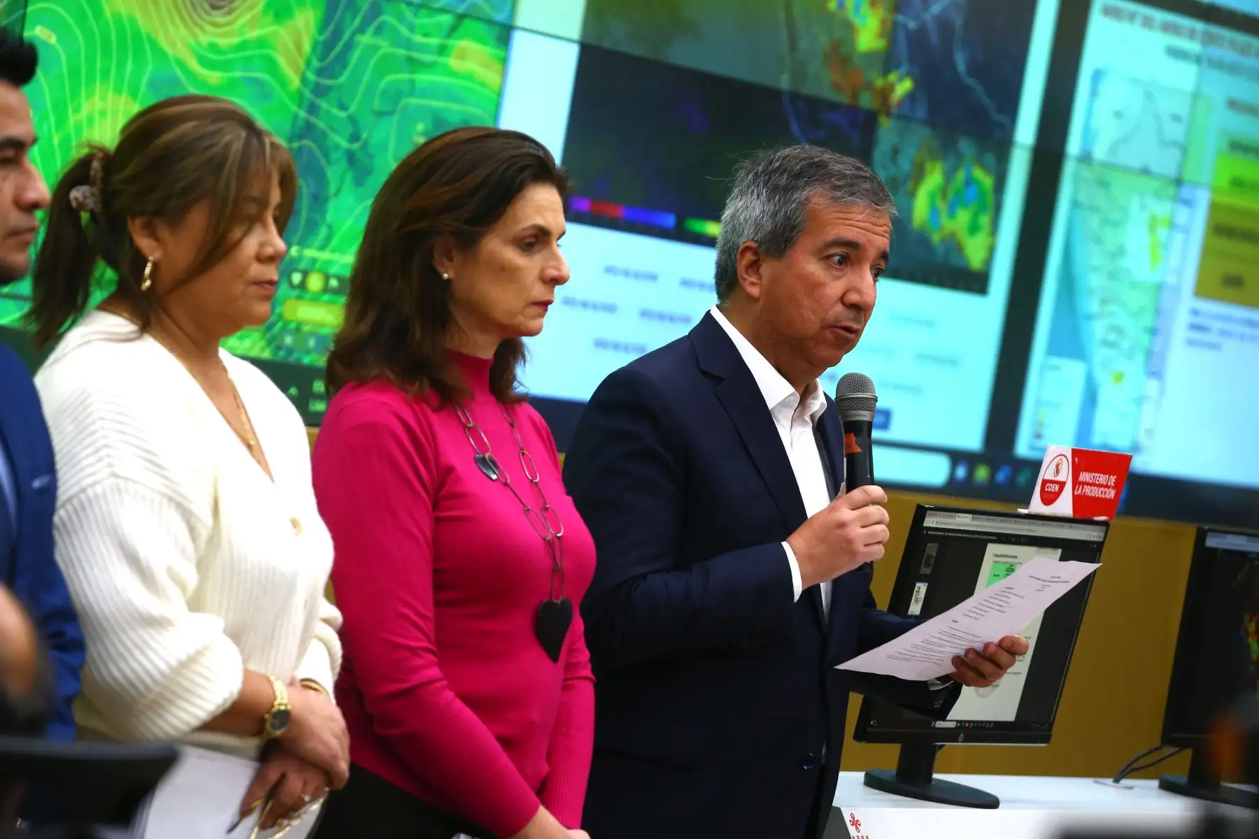 El ministro de Transportes y   Comunicaciones, Raúl Pérez Reyes, brinda información sobre las acciones que tomará el Gobierno en torno a los efectos del Fenómeno El Niño en el Perú, desde el Centro de Operaciones de Emergencia Nacional (COEN), en Chorrillos. Foto: ANDINA/Eddy Ramos