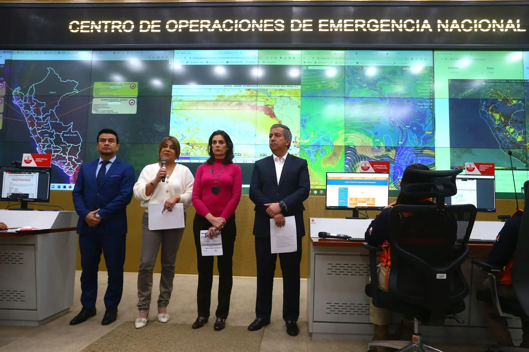 La ministra de Desarrollo Agrario y Riego, Jennifer Contreras, brinda información sobre las acciones que tomará el Gobierno en torno a los efectos del Fenómeno El Niño en el Perú, desde el Centro de Operaciones de Emergencia Nacional (COEN), en Chorrillos. Foto: ANDINA/Eddy Ramos