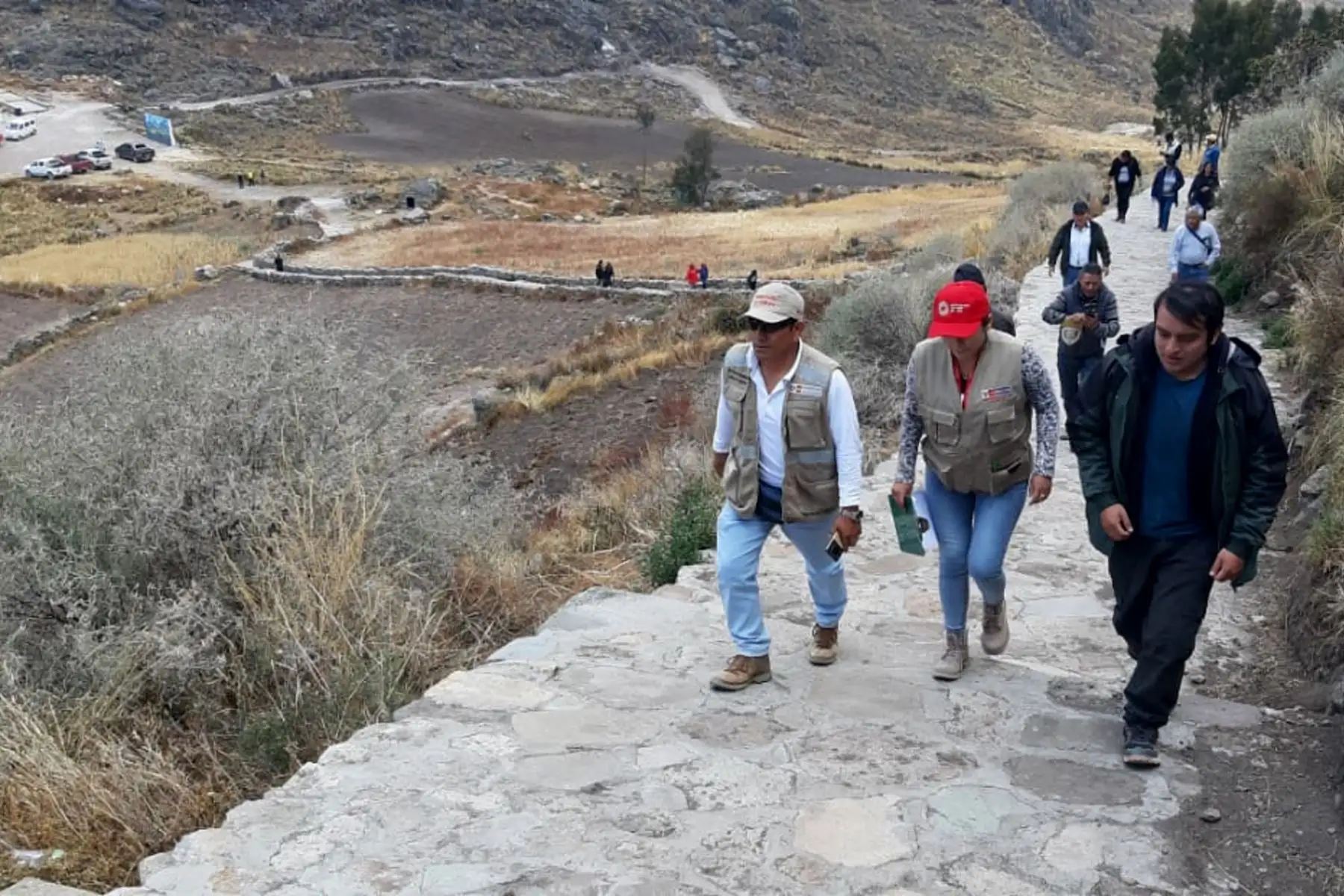 Los comuneros de la zona aledaña al Complejo Arqueológico El Gran Shamana de la Libertad han construido un camino de piedra y concreto para mejorar el ingreso al sitio. Foto: Luis Puell