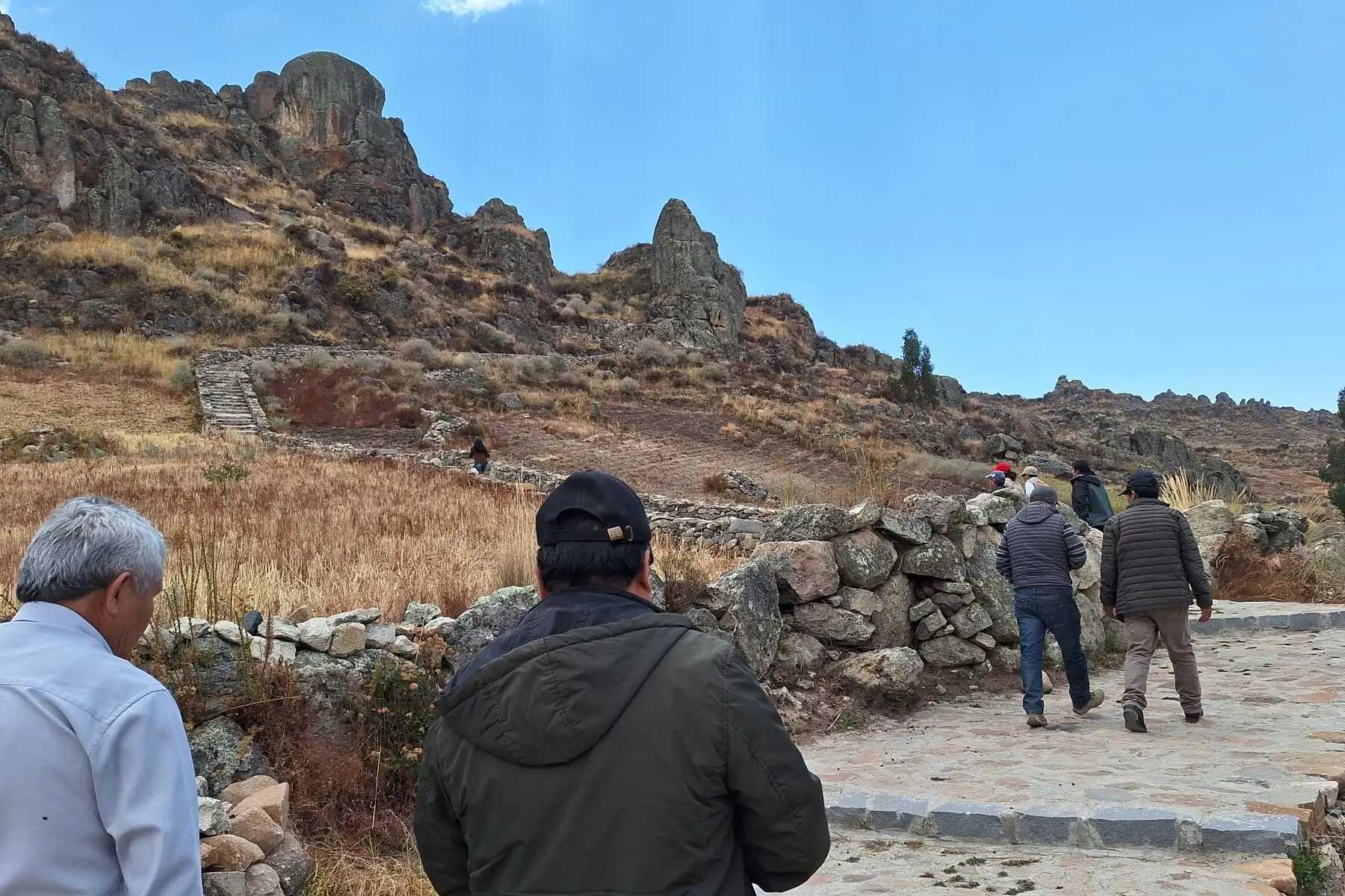 Los comuneros de la zona aledaña al Complejo Arqueológico El Gran Shamana de la Libertad han construido un camino de piedra y concreto para mejorar el ingreso al sitio. Foto: Luis Puell