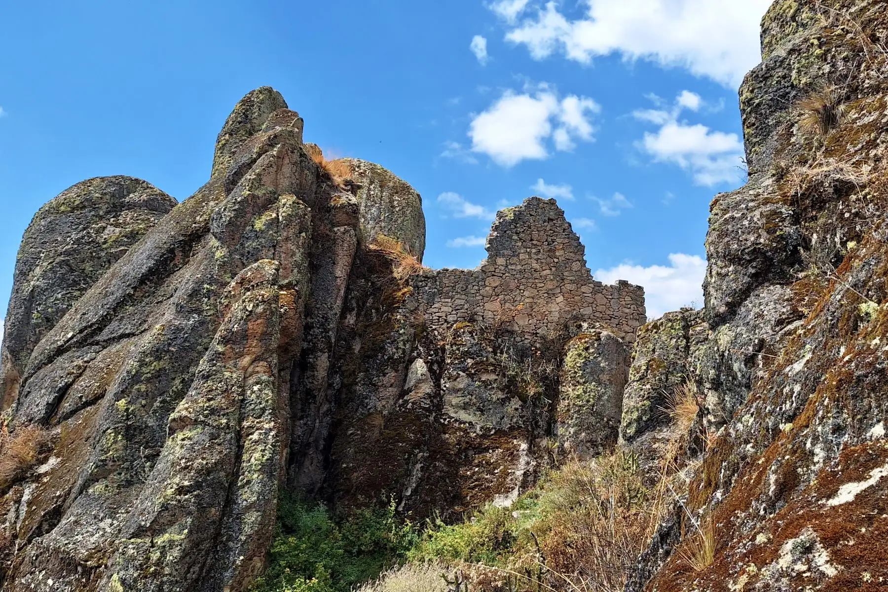 El Gran Shamana, ciudad de piedra con más de 3 mil años de antigüedad, ubicada en las alturas del distrito de Salpo, en la provincia de Otuzco, región La Libertad. Foto: Luis Puell