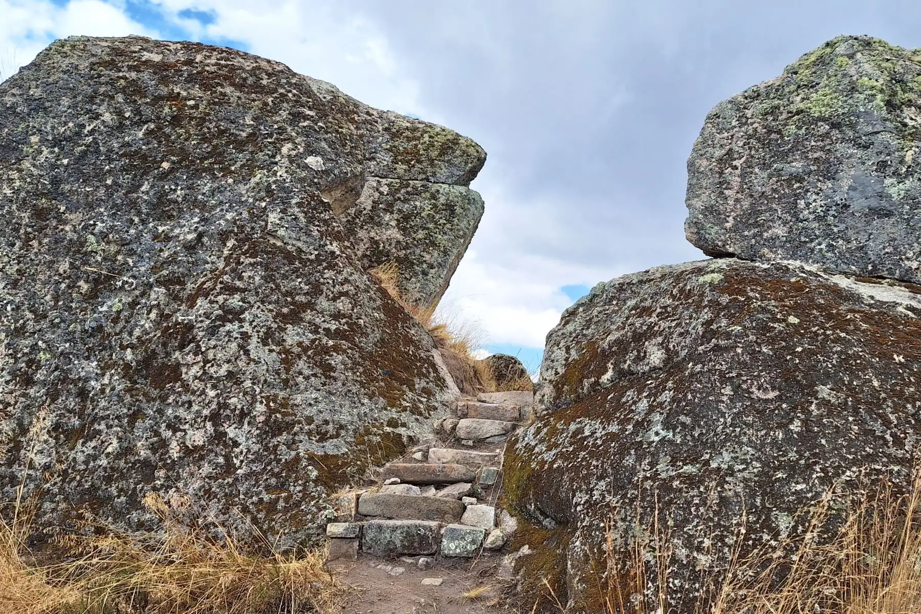 El Gran Shamana, ciudad de piedra con más de 3 mil años de antigüedad, ubicada en las alturas del distrito de Salpo, en la provincia de Otuzco, región La Libertad. Foto: Luis Puell