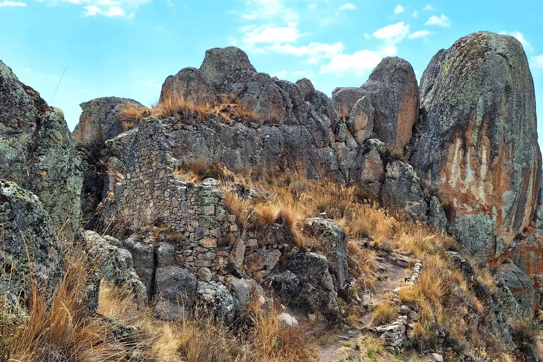 El Gran Shamana, ciudad de piedra con más de 3 mil años de antigüedad, ubicada en las alturas del distrito de Salpo, en la provincia de Otuzco, región La Libertad. Foto: Luis Puell