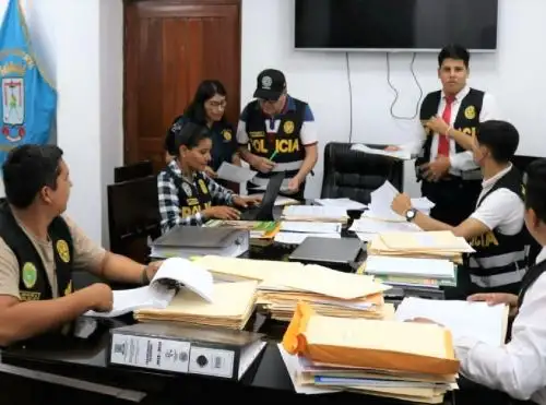 La Fiscalía y Policía Anticorrupción de San Martín allanaron la Municipalidad Provincial de Moyobamba donde incautaron expedientes de trabajo y otros documentos de interés en la investigación seguida contra el alcalde Ernesto Peña. ANDINA