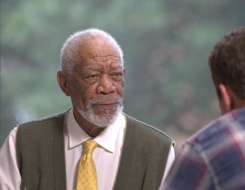 Morgan Freeman a la pantalla con cinta "Rituales diabólicos".