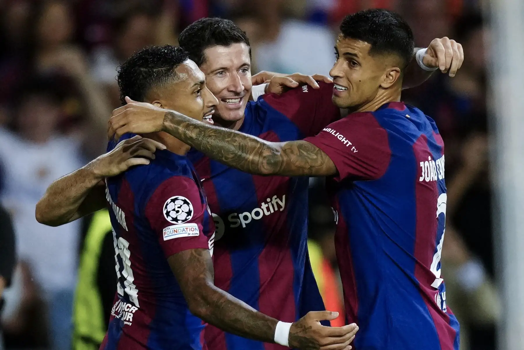Los jugadores del FC Barcelona, (i-d) el brasileño Raphinha, el polaco Robert Lewandowski y el portugués Joao Cancelo, celebran el segundo gol del equipo blaugrana durante el encuentro correspondiente a la fase de grupos de la Liga de Campeones que disputan hoy martes frente al Royal Amberes en el estadio Olímpico de Montjuic, en Barcelona.
Foto: EFE