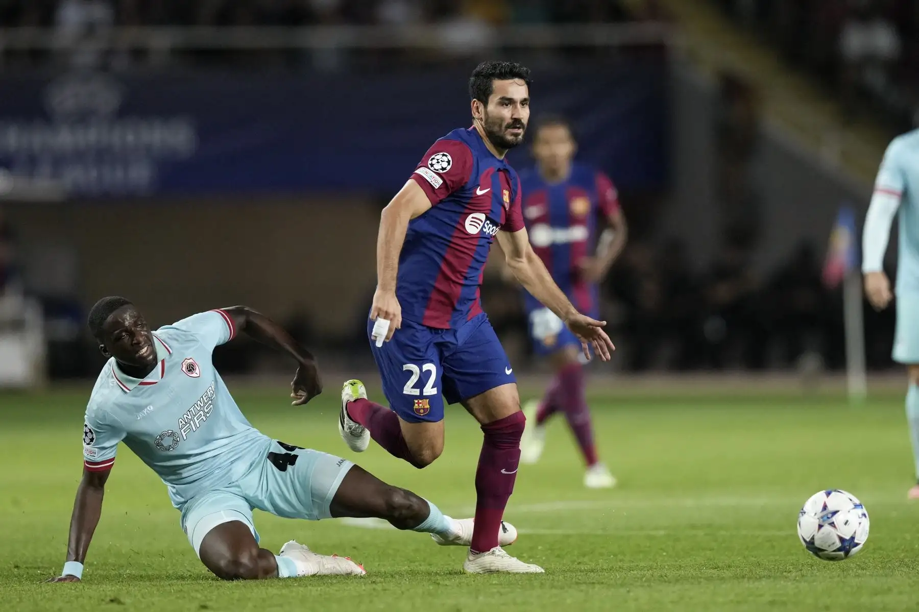 El centrocampista alemán del FC Barcelona, Ilkay Gundogan (d), se lleva el balón ante el defensa maliense del Royal Amberes, Soumaila Coulibaly, durante el encuentro correspondiente a la fase de grupos de la Liga de Campeones que disputan hoy martes en el estadio Olímpico de Montjuic, en Barcelona. 
Foto: EFE