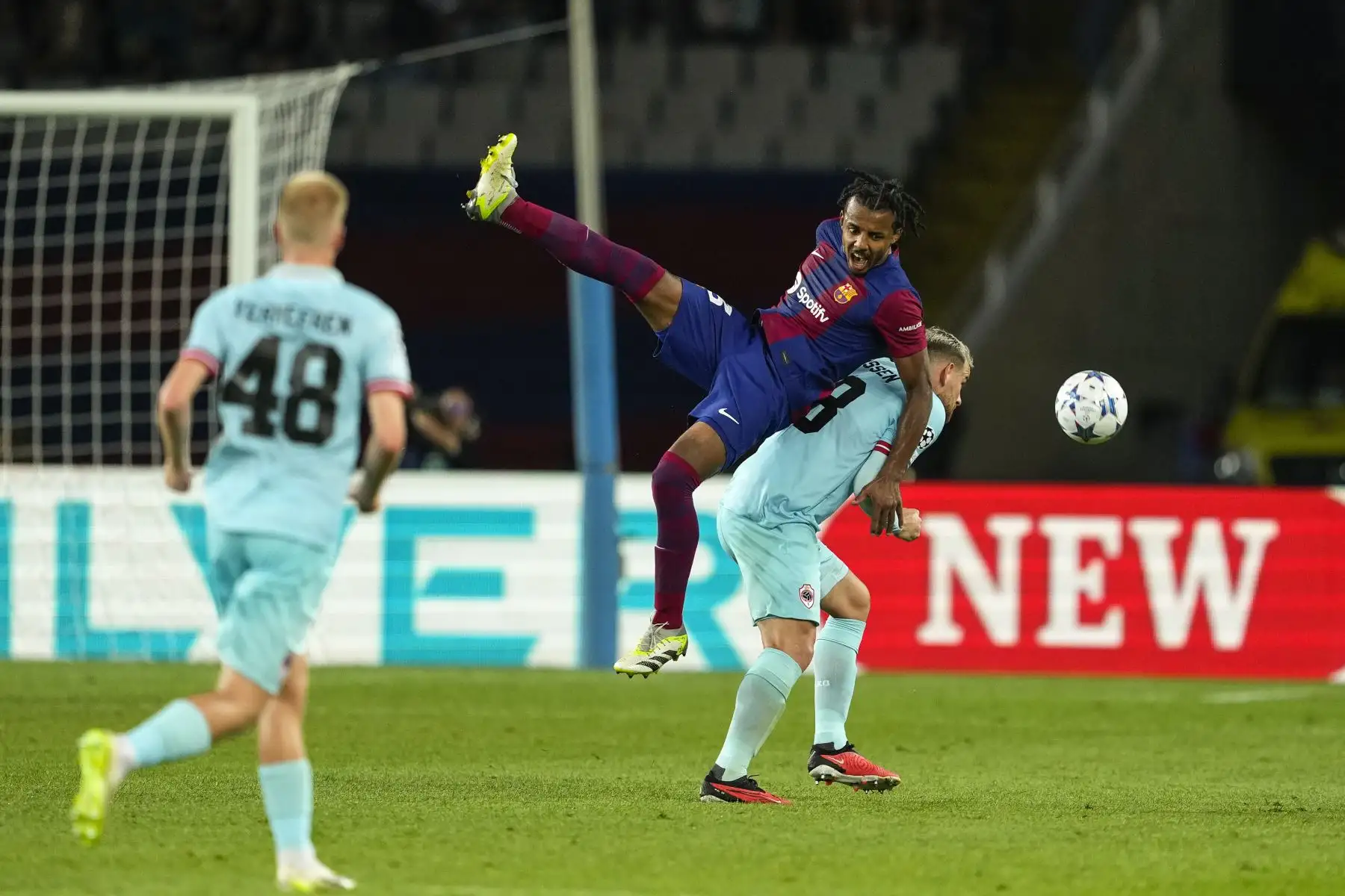 El defensa francés del FC Barcelona, Jules Koundé (i), cae ante el delantero neerlandés del Royal Amberes, Vincent Janssen, durante el encuentro correspondiente a la fase de grupos de la Liga de Campeones que disputan hoy martes en el estadio Olímpico de Montjuic, en Barcelona.
Foto: EFE
