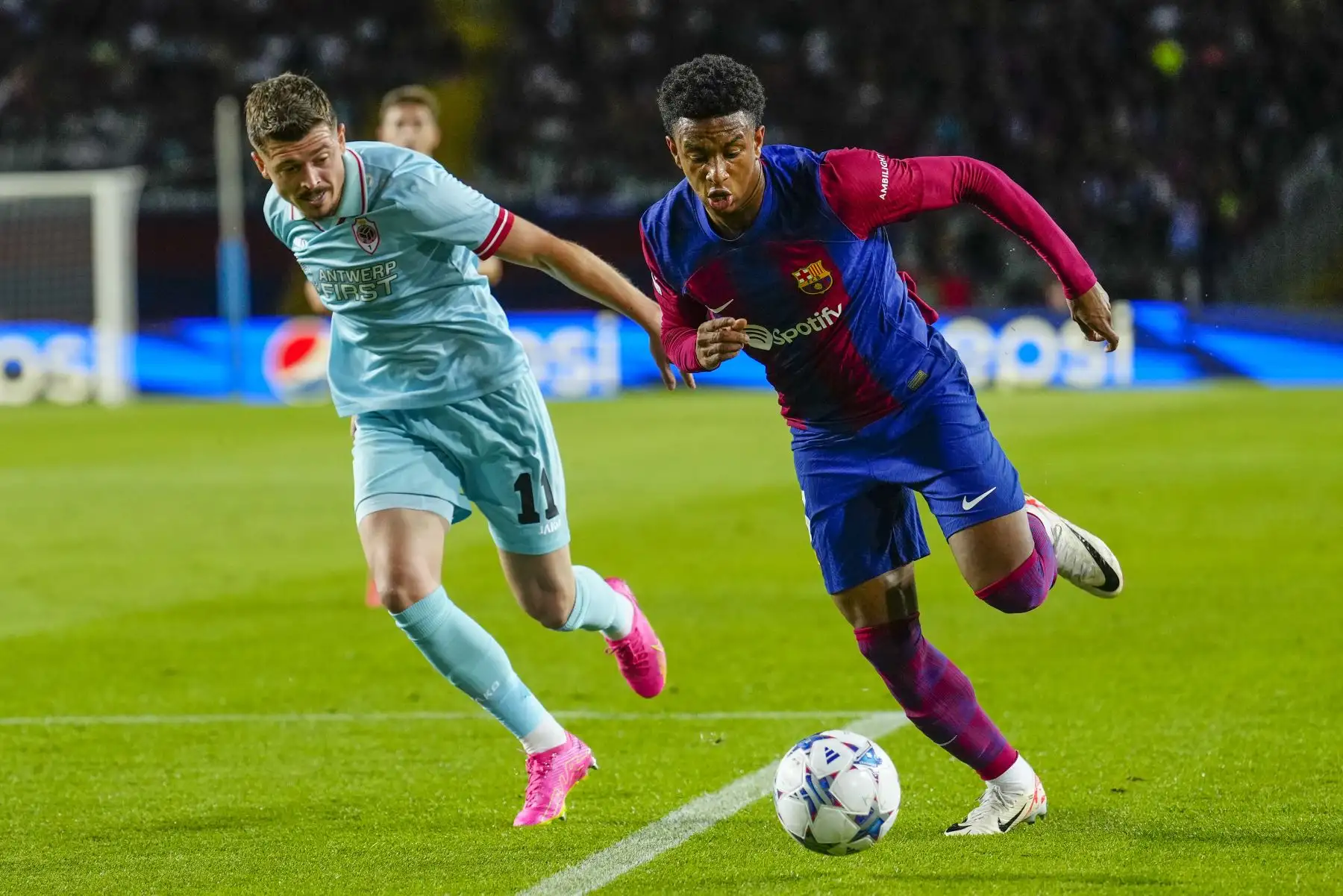 El defensa del FC Barcelona, Alejandro Balde (d), conduce el balón ante el delantero albanés del Royal Amberes, Arbnor Muja, durante el encuentro correspondiente a la fase de grupos de la Liga de Campeones que disputan hoy martes en el estadio Olímpico de Montjuic, en Barcelona.
Foto: EFE