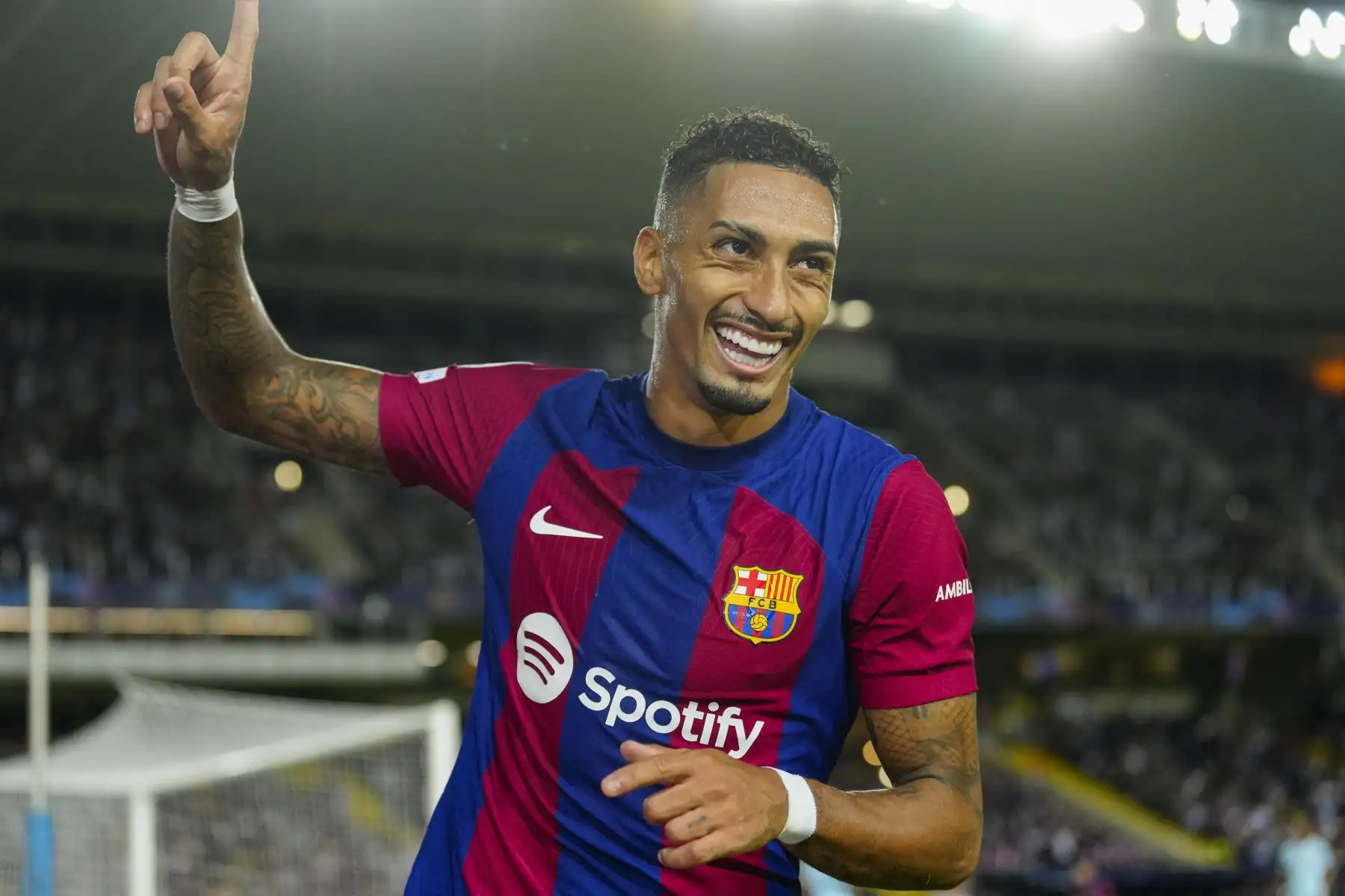 El delantero del FC Barcelona Raphinha celebra el 3-0 durante el partido entre el FC Barcelona y el Amberes correspondiente al grupo H de la Liga de Campeones, este martes en el estadio Olímpico de Montjuic, en Barcelona.
Foto: EFE