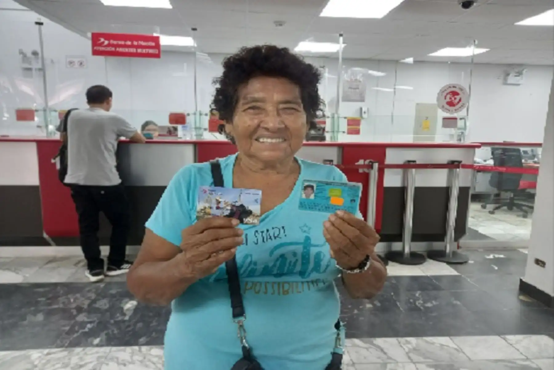 Los usuarios de Pensión 65 recibieron capacitaciones sobre el uso de las tarjetas plásticas en los dispositivos conocidos como POS.